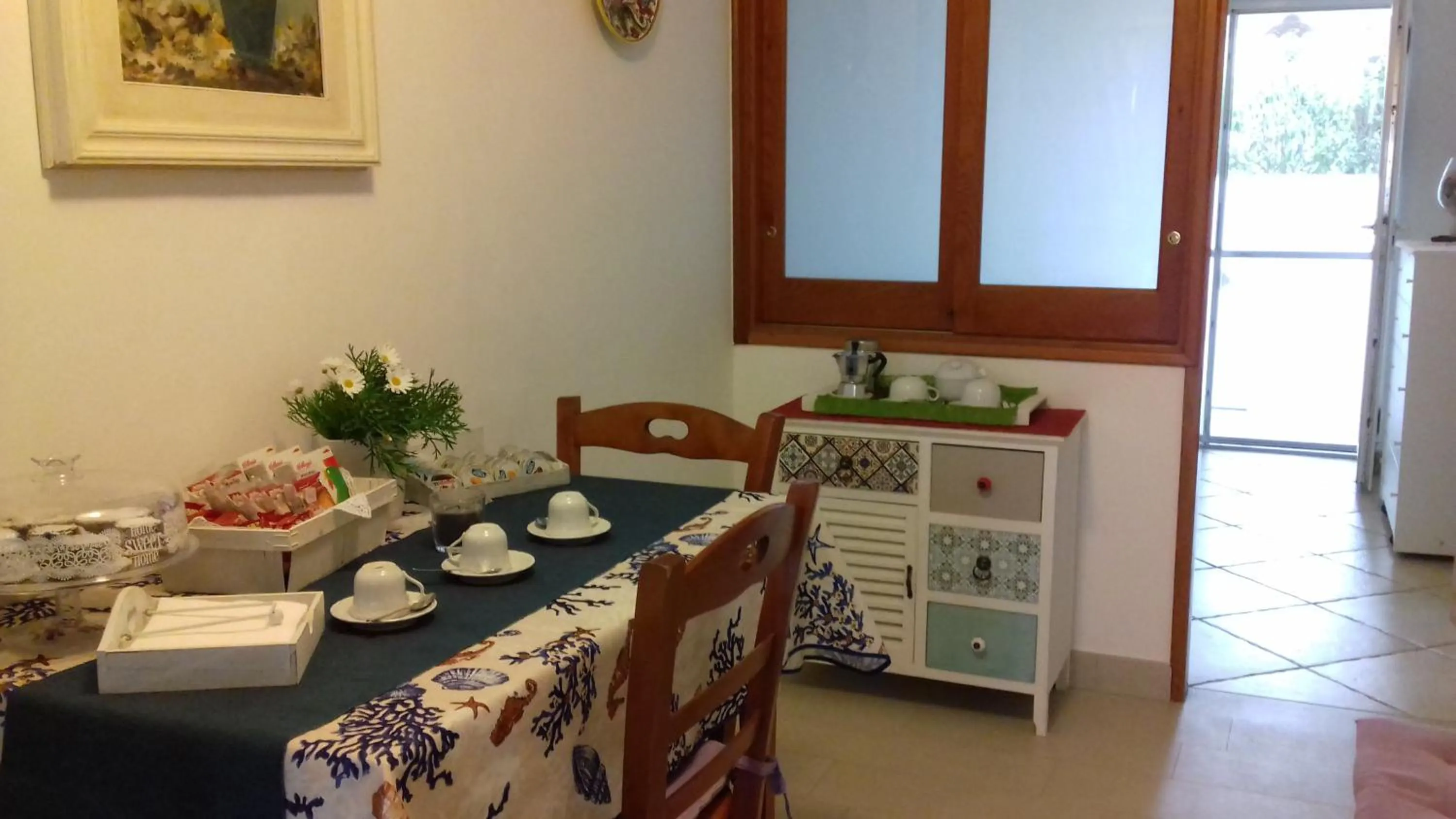 Communal kitchen in Villa Apollo B&B