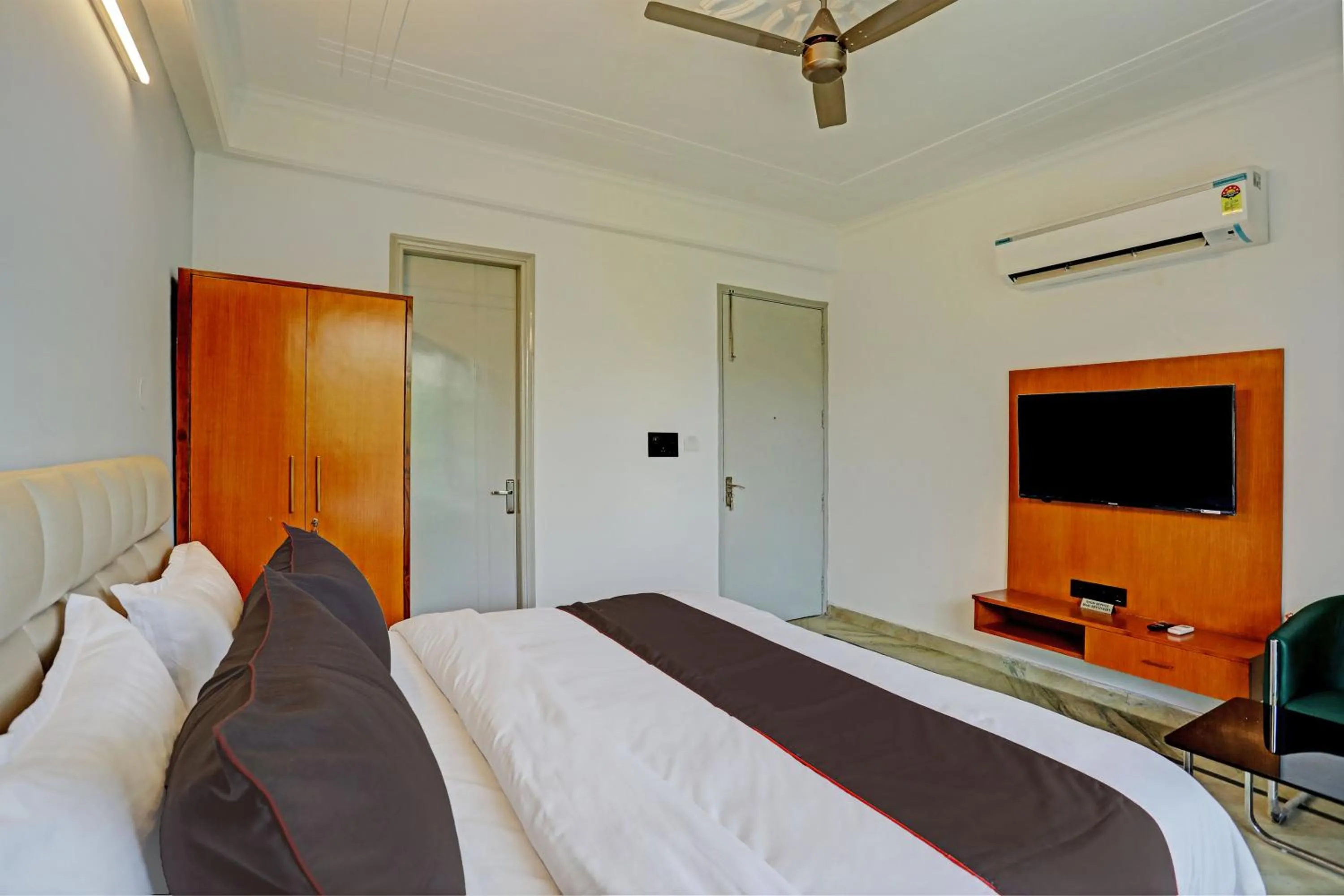 Communal lounge/ TV room, Bed in Roswell Inn