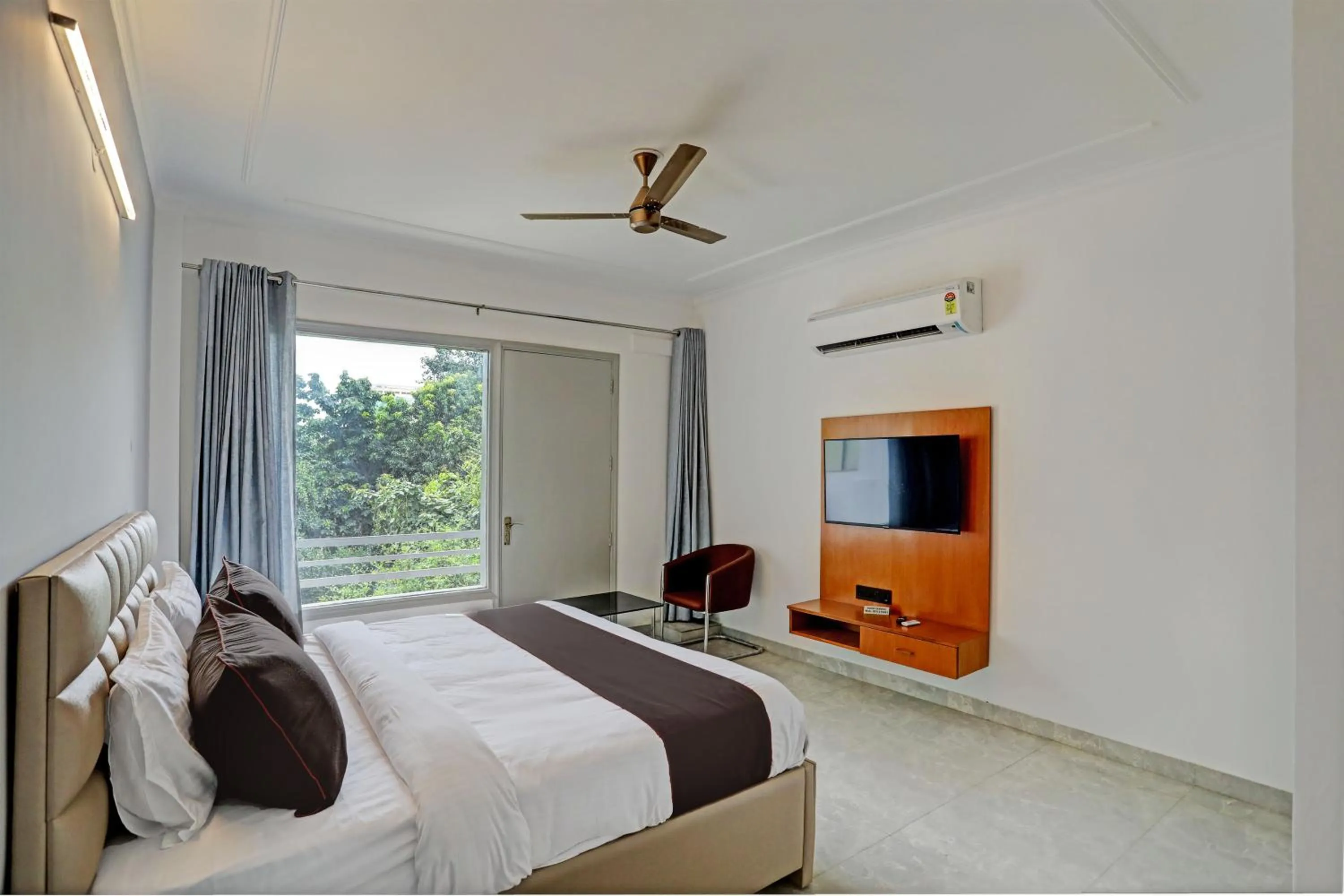 Communal lounge/ TV room, Bed in Roswell Inn