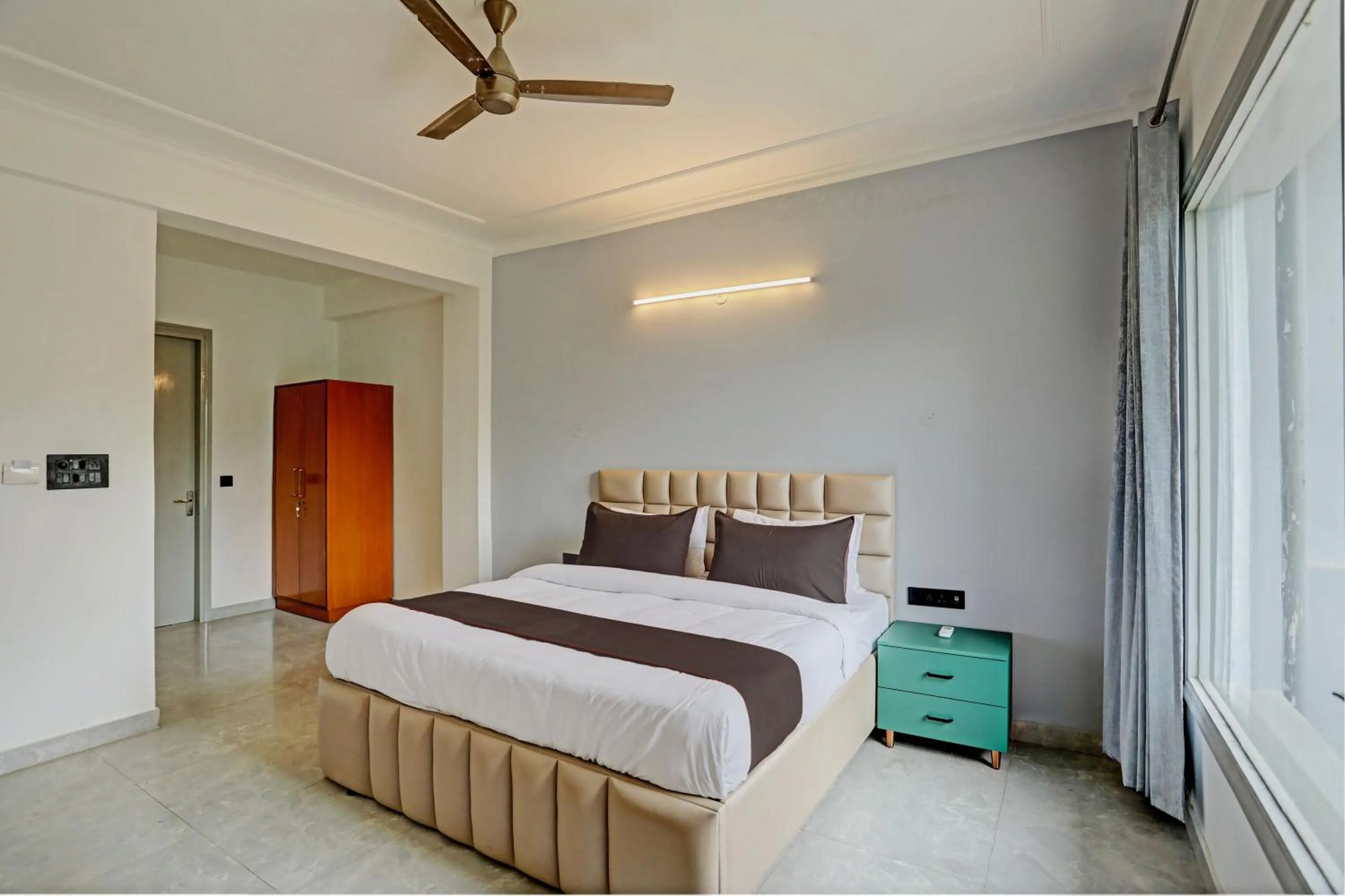 Photo of the whole room, Bed in Roswell Inn