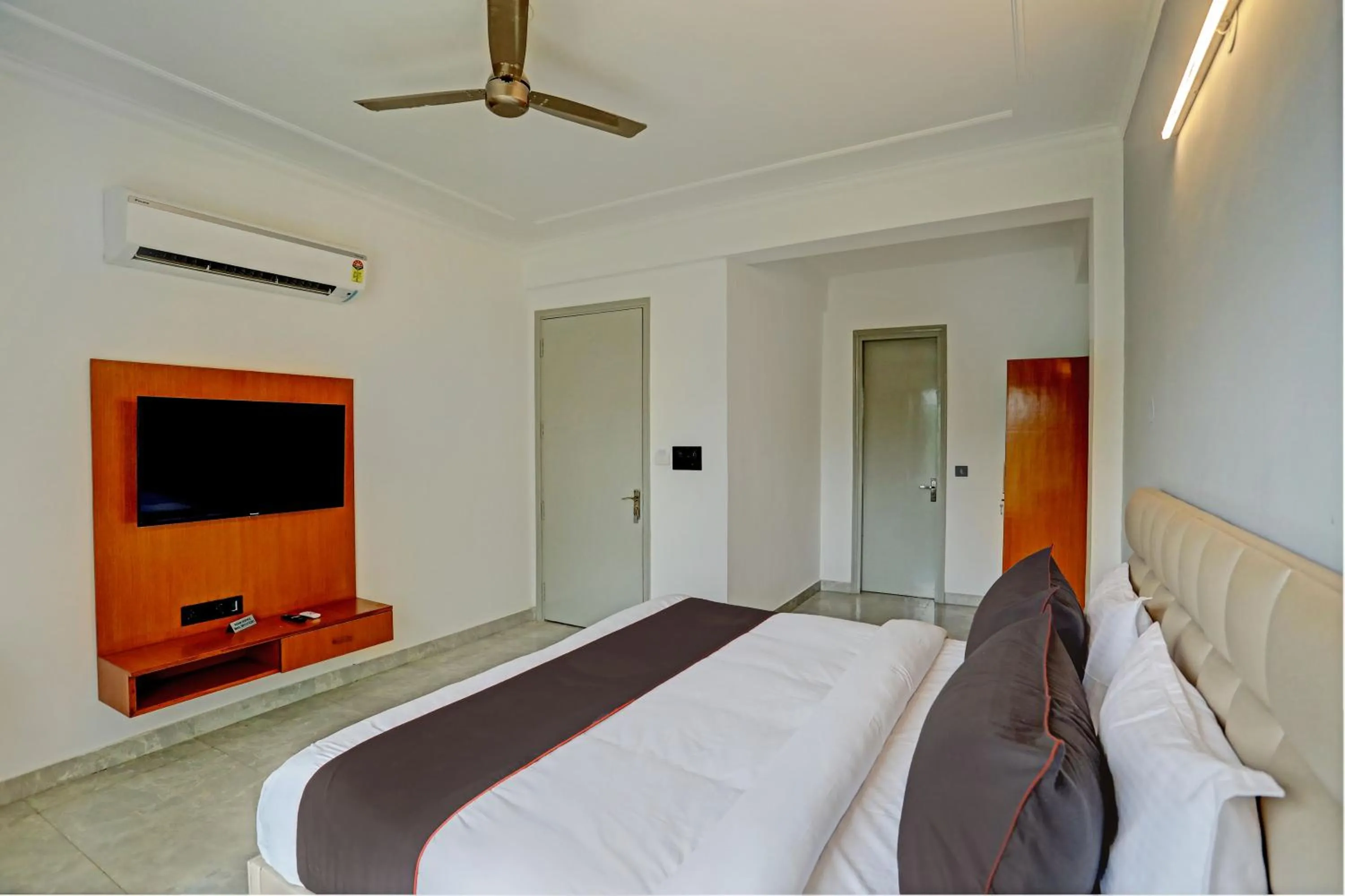 Communal lounge/ TV room, Bed in Roswell Inn