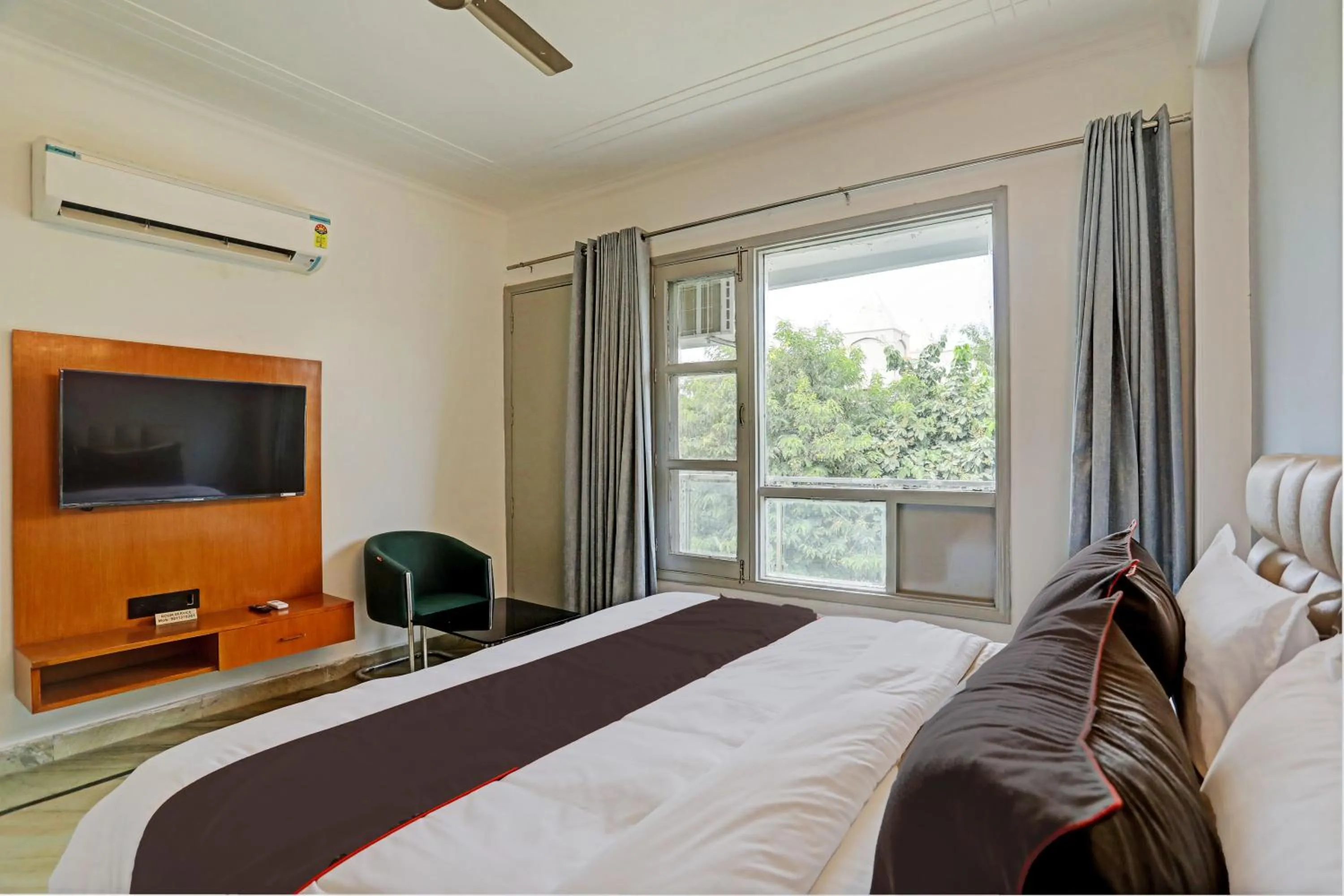 Living room, Bed in Roswell Inn