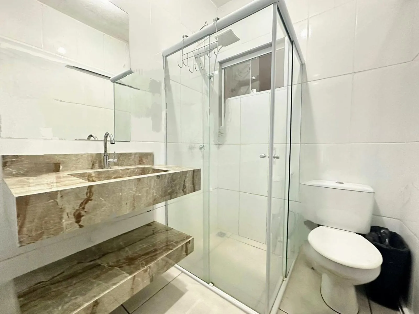 Shower in CASA HOTEL PIRACICABA