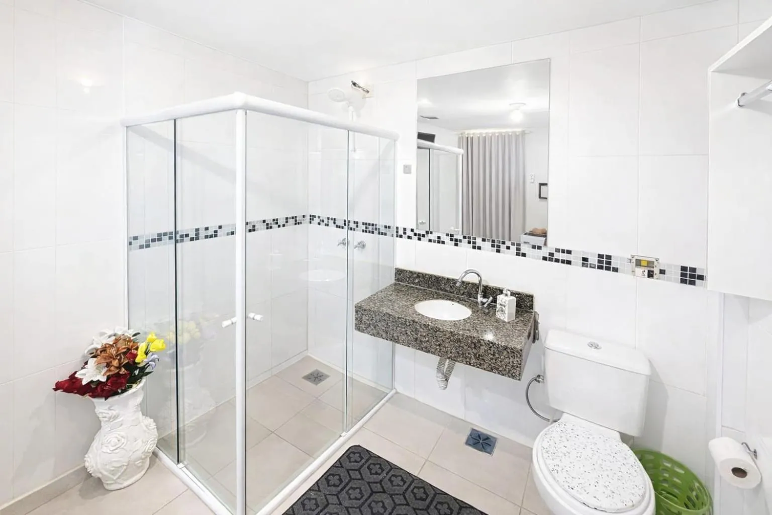 Shower in CASA HOTEL PIRACICABA