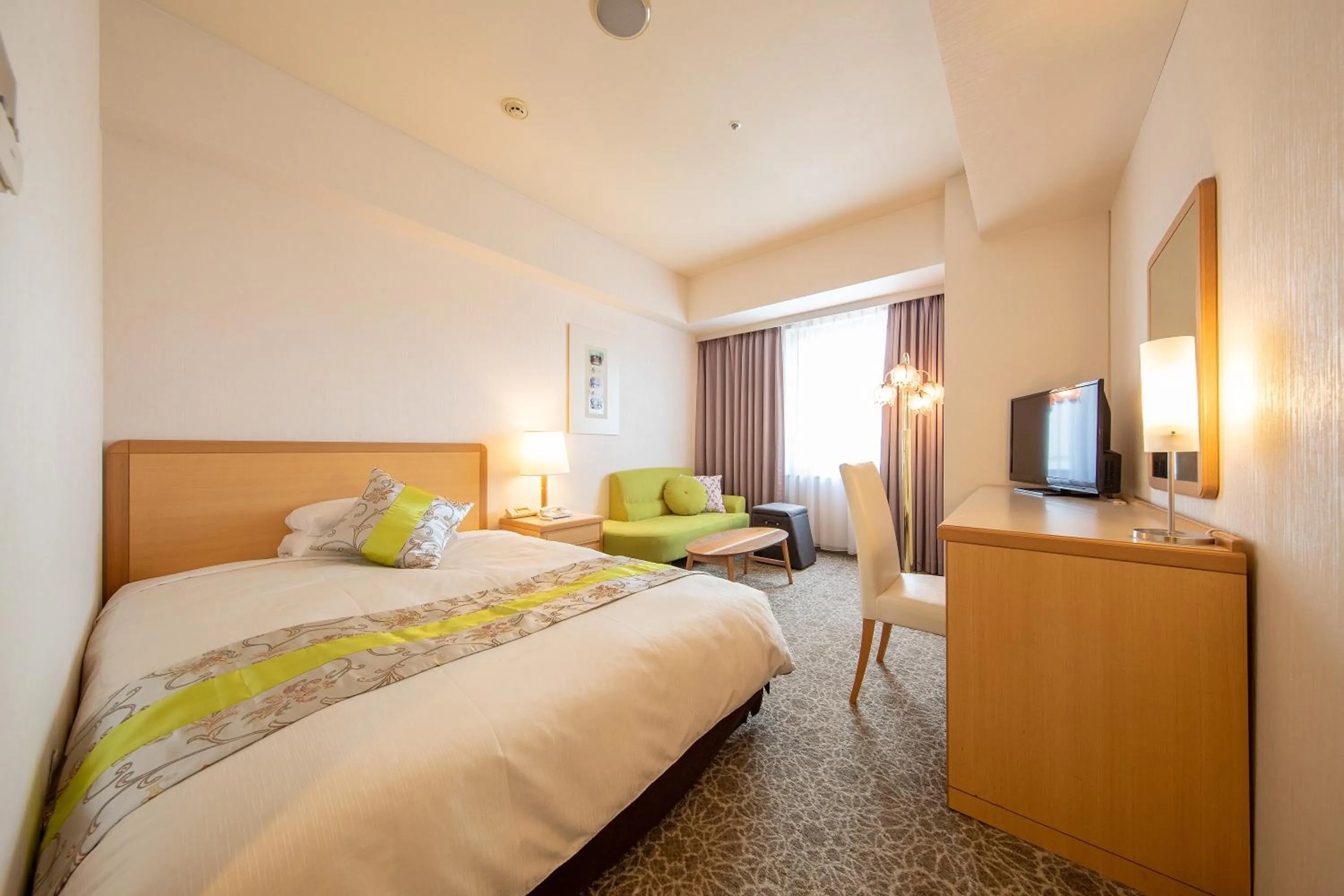 Bed in President Hotel Mito