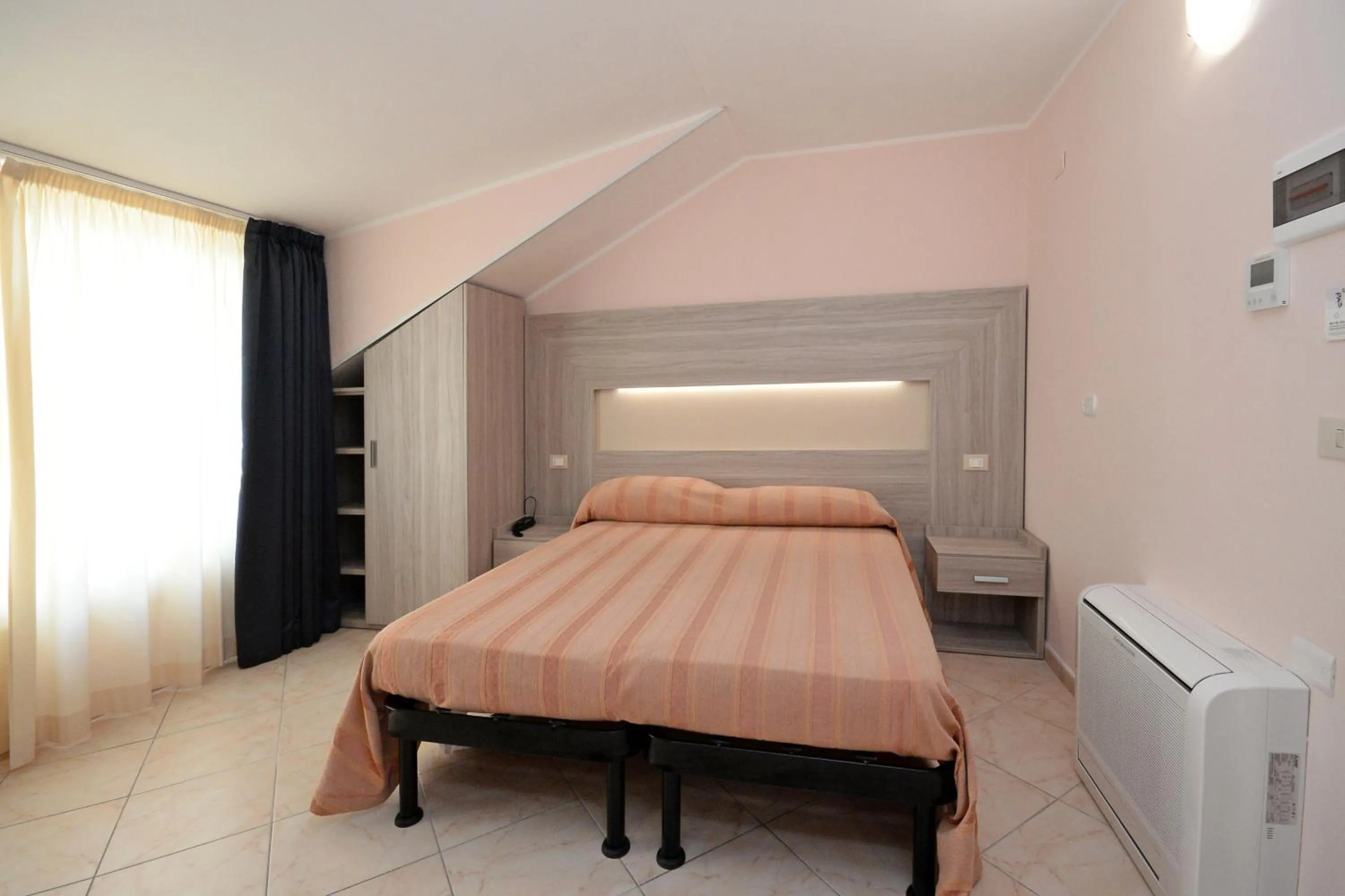 Photo of the whole room in Hotel Concorde