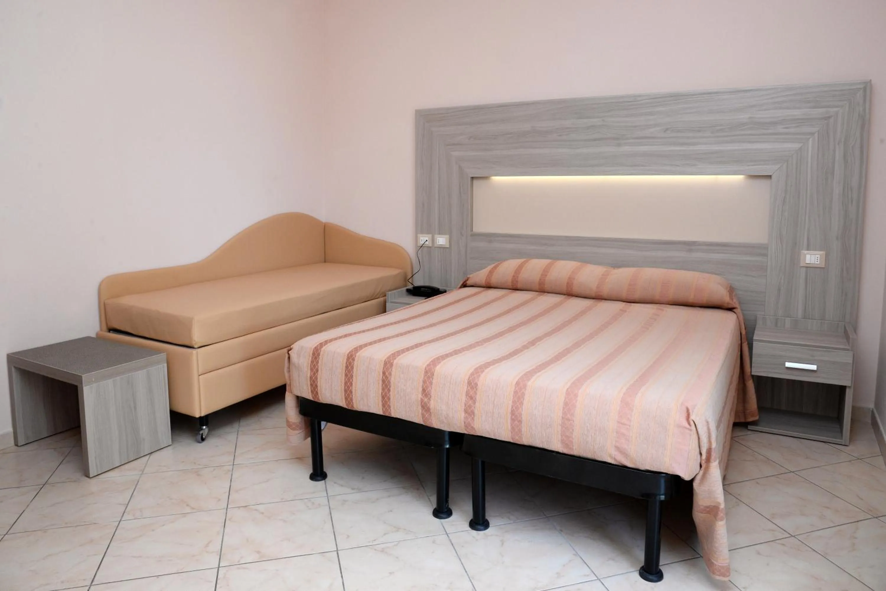 Photo of the whole room in Hotel Concorde