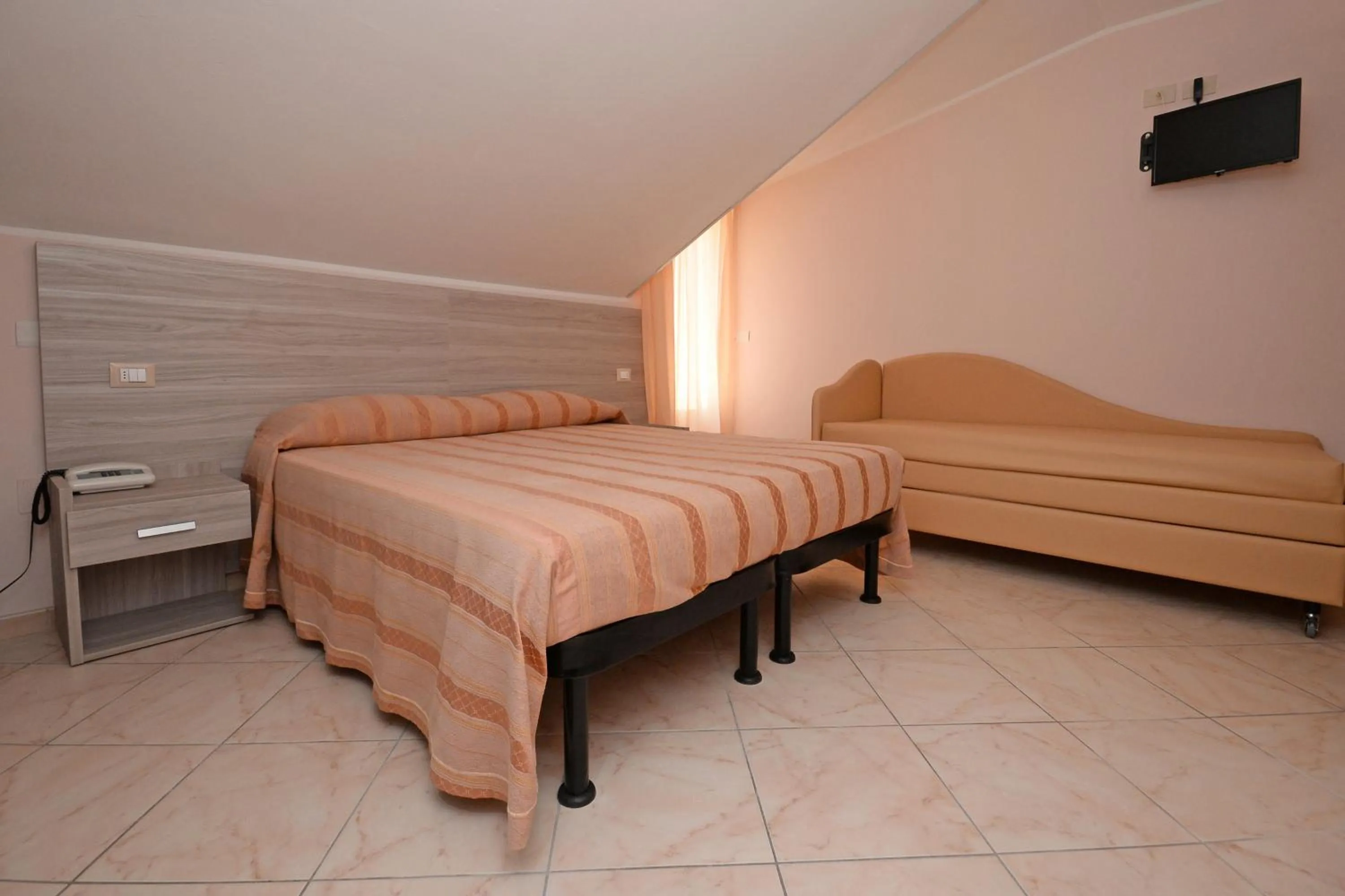 Photo of the whole room in Hotel Concorde