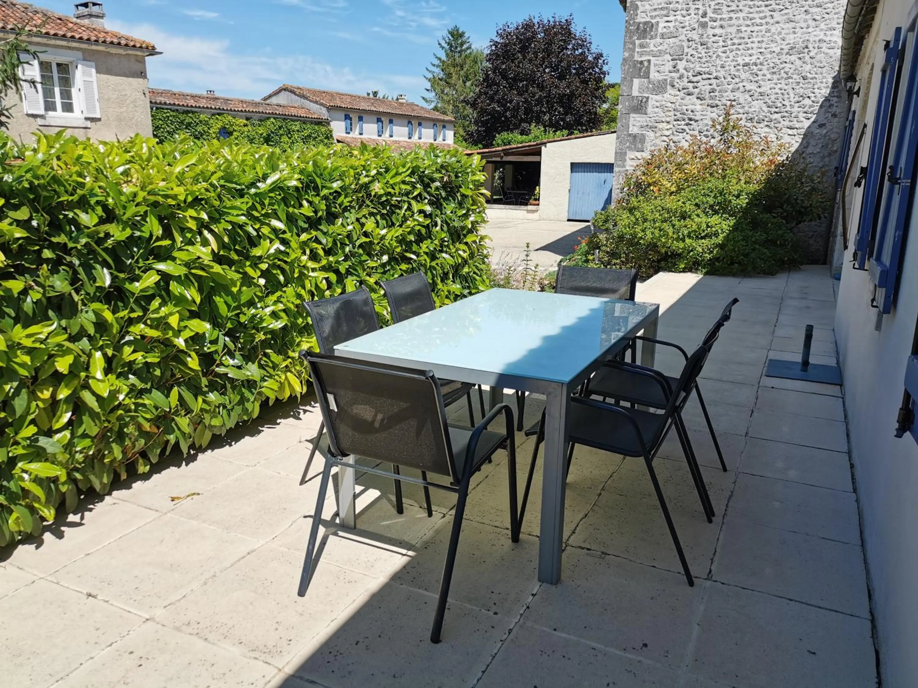 Patio in L'Ancienne Distillerie