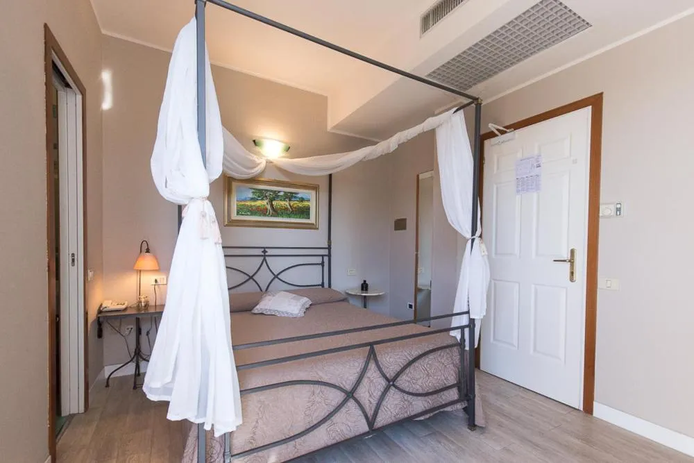 Hotel Trevi Riccione, in centro sul mare con cucina