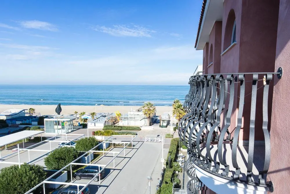 Hotel Trevi Riccione, in centro sul mare con cucina