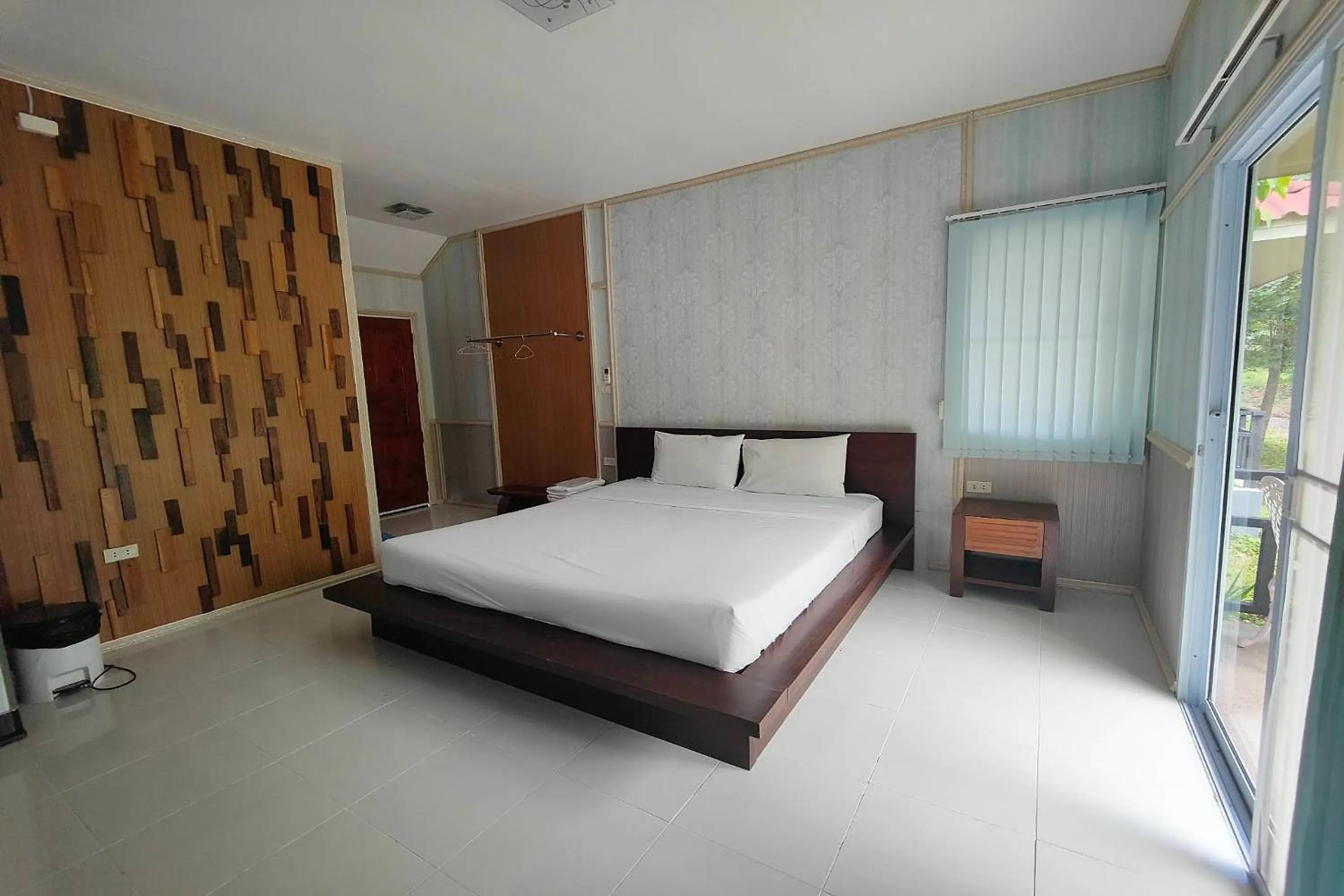 Photo of the whole room, Bed in The Creek Resort