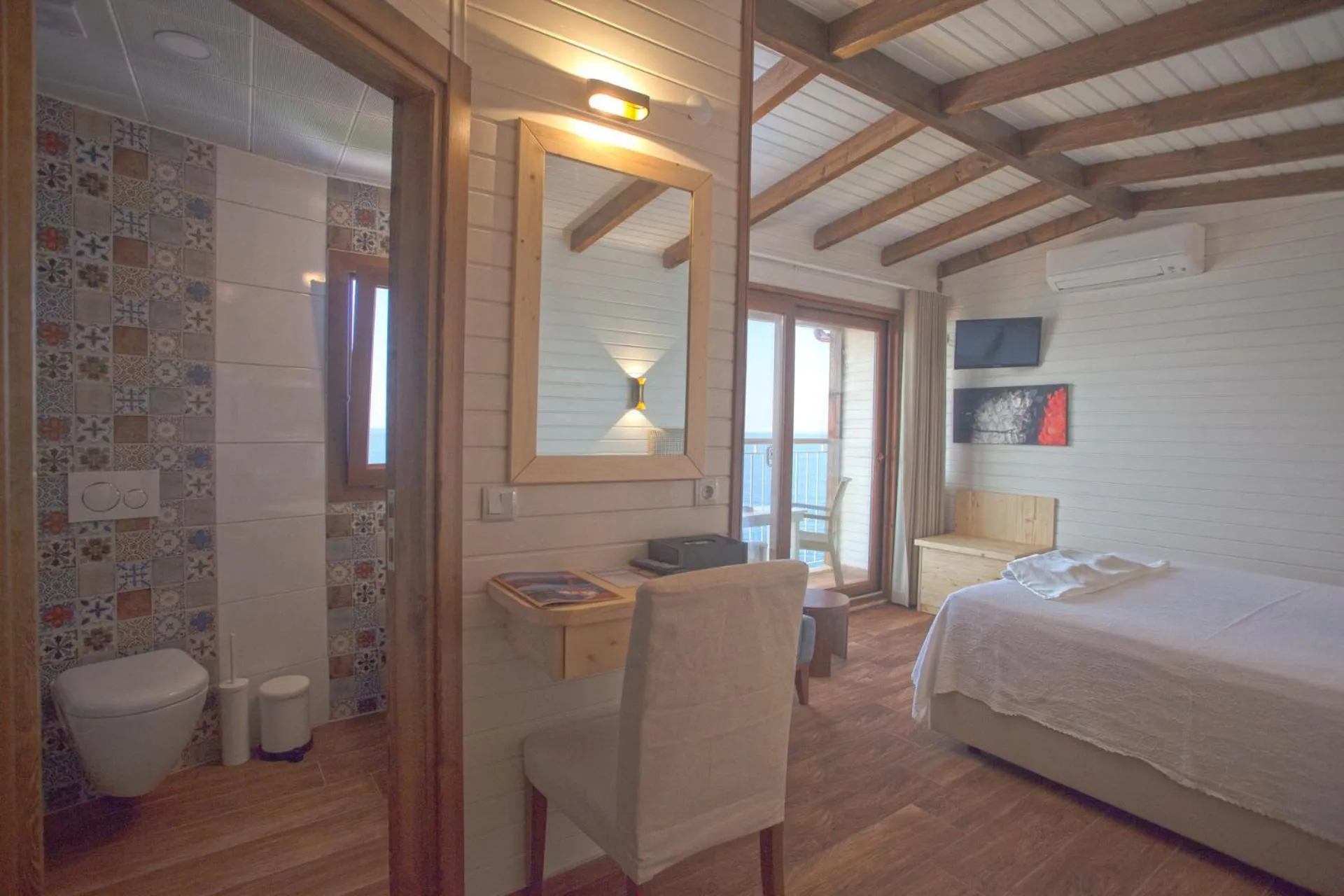 Photo of the whole room, Bed in Sunset Villa Hotel