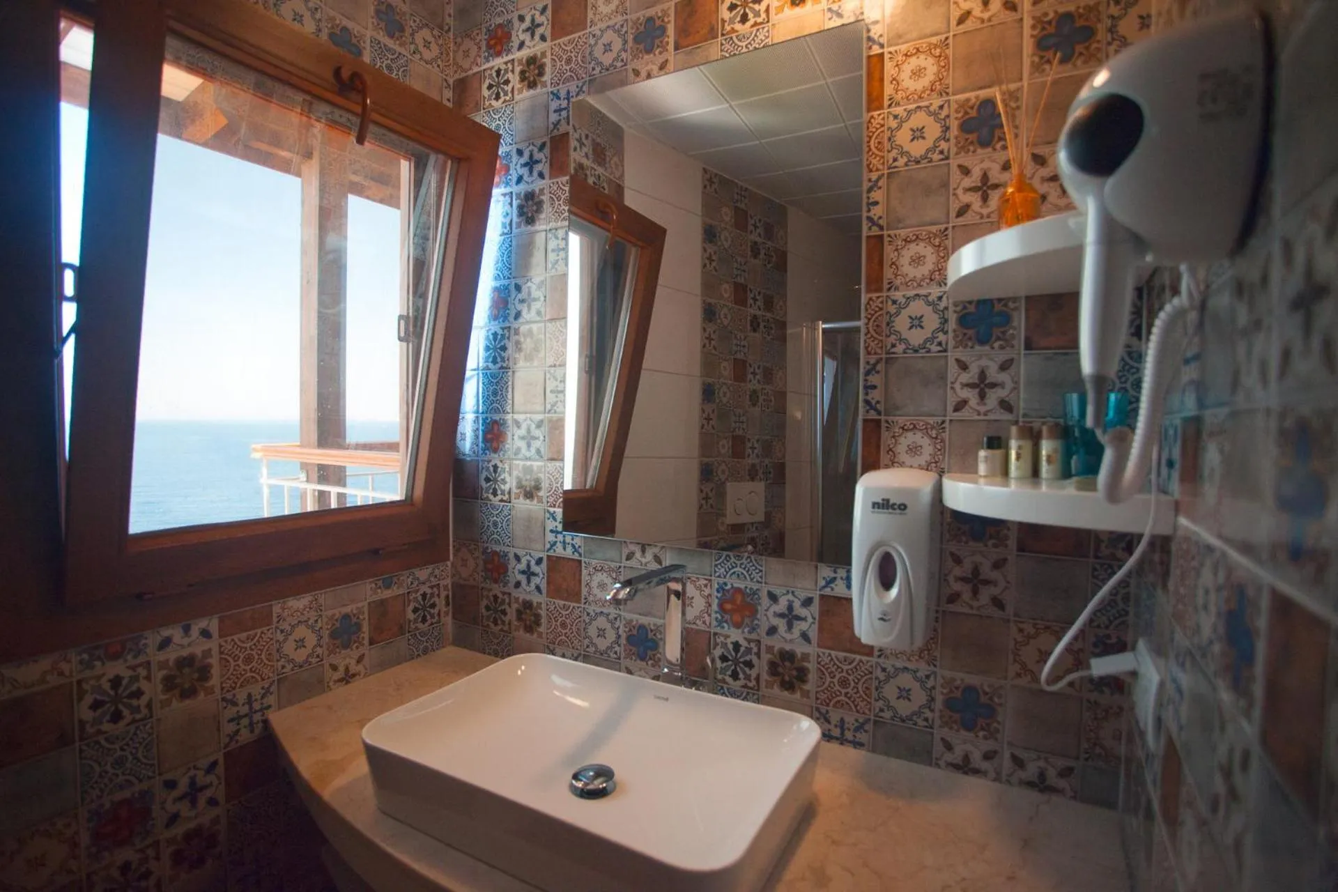 Bathroom in Sunset Villa Hotel