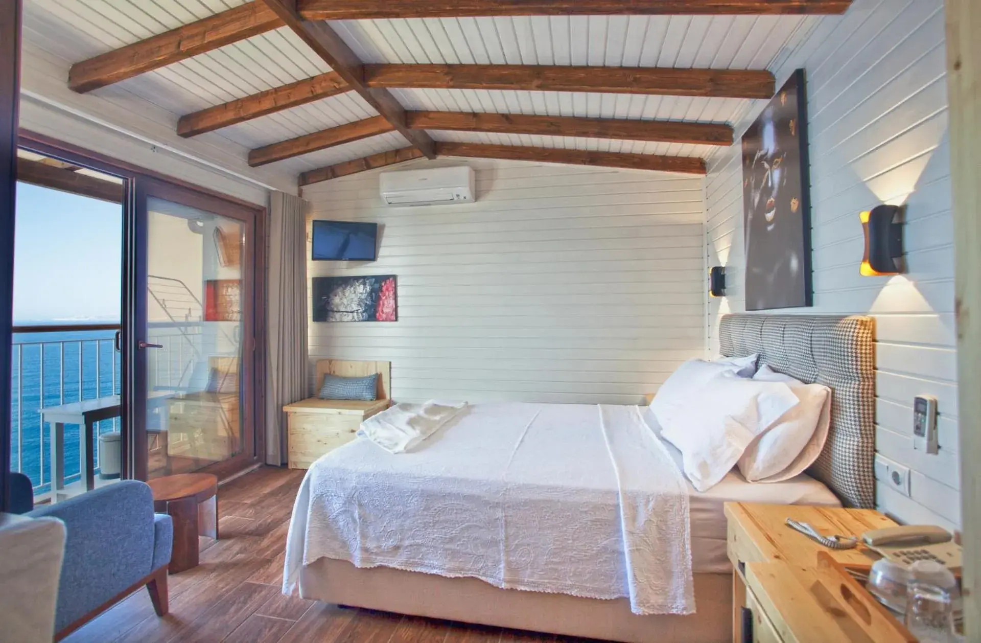 Photo of the whole room, Bed in Sunset Villa Hotel Photo of the whole room, Bed in Sunset Villa Hotel