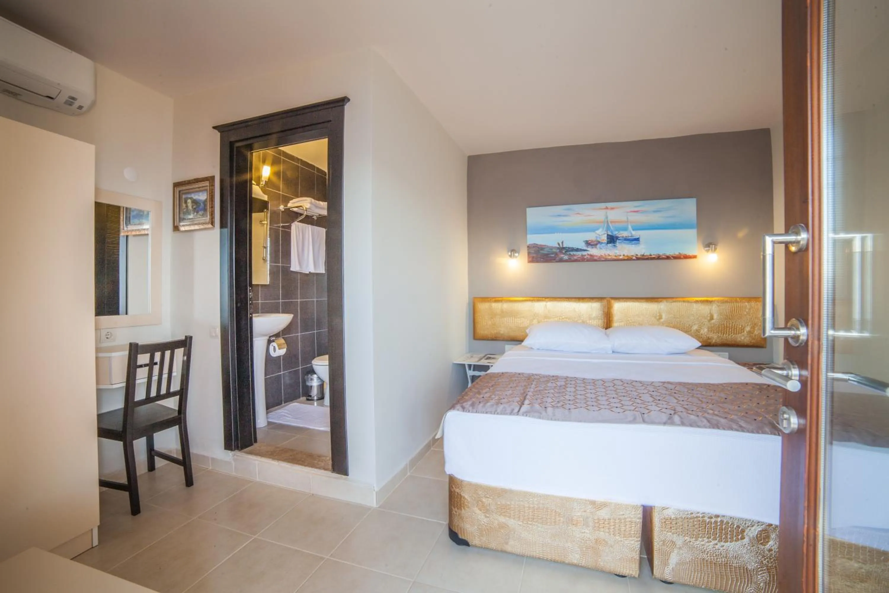 Photo of the whole room, Bed in Sunset Villa Hotel