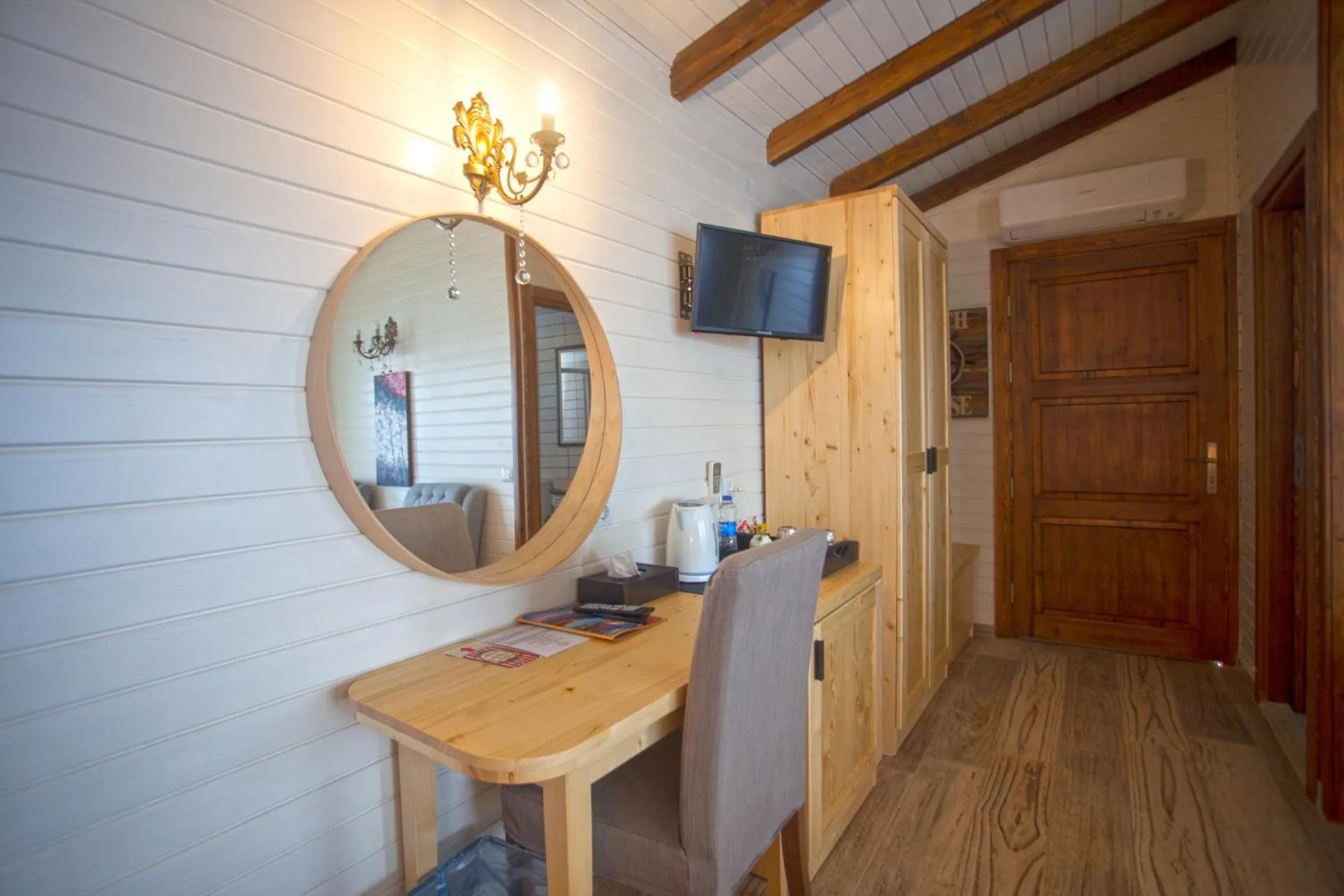 Decorative detail in Sunset Villa Hotel