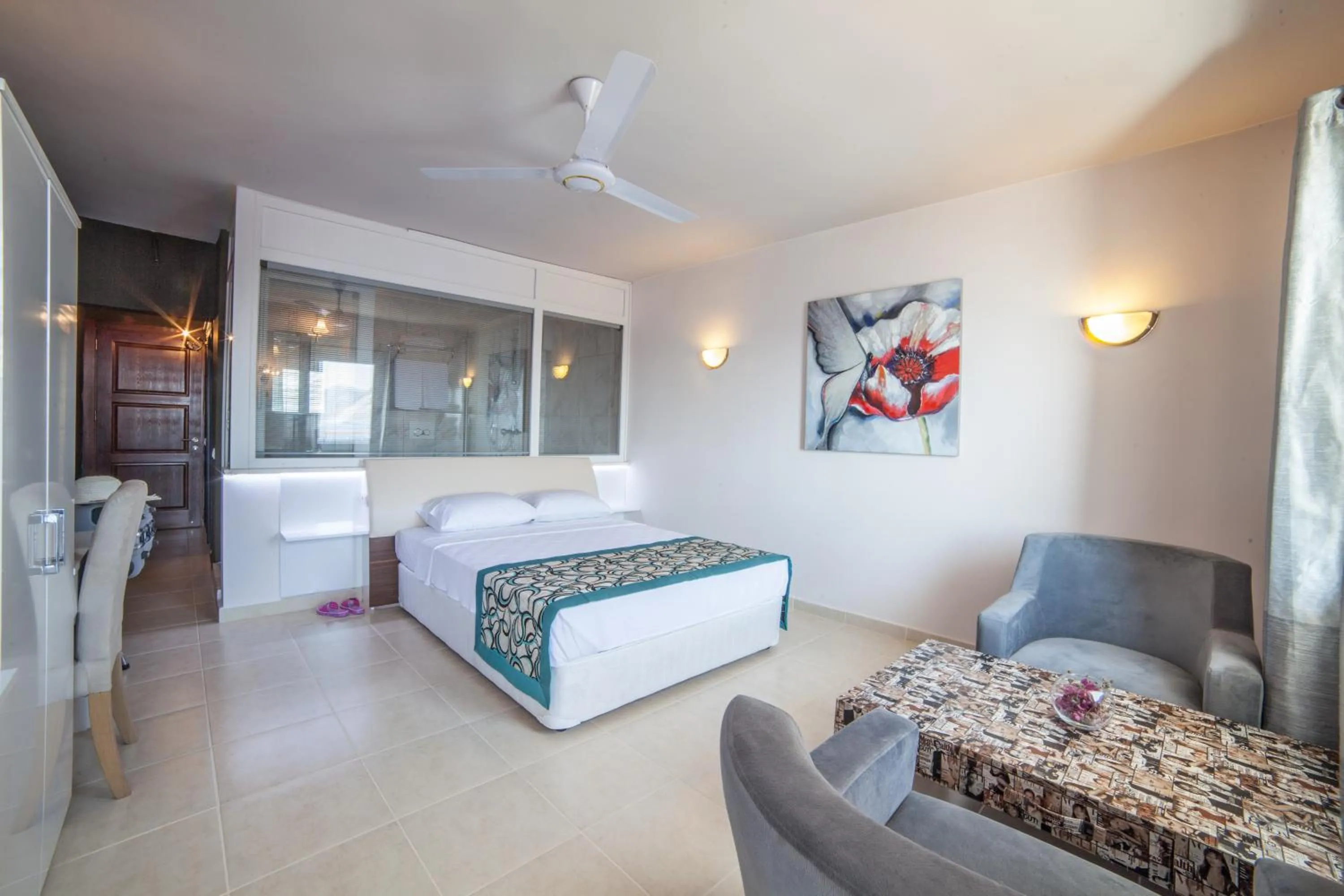 Seating area, Bed in Sunset Villa Hotel