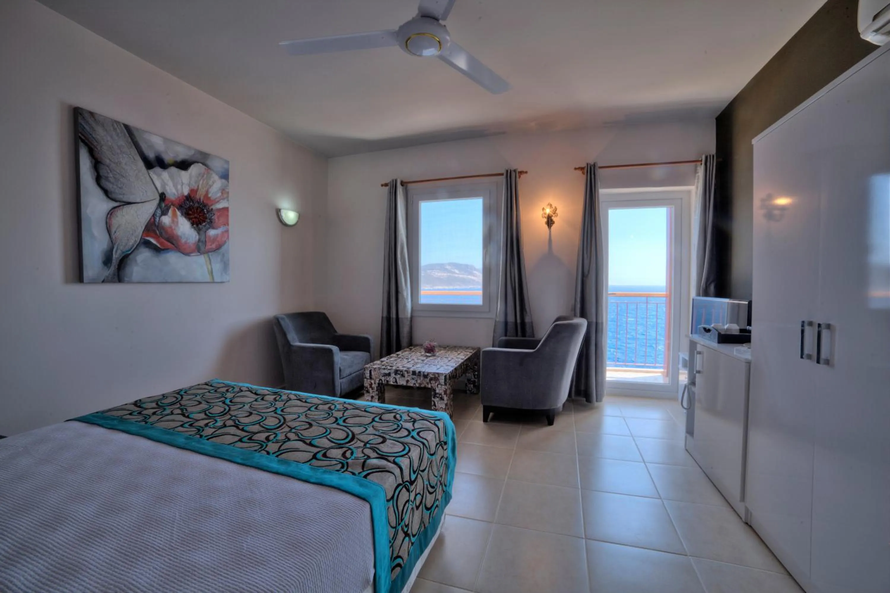 Bedroom, Bed in Sunset Villa Hotel