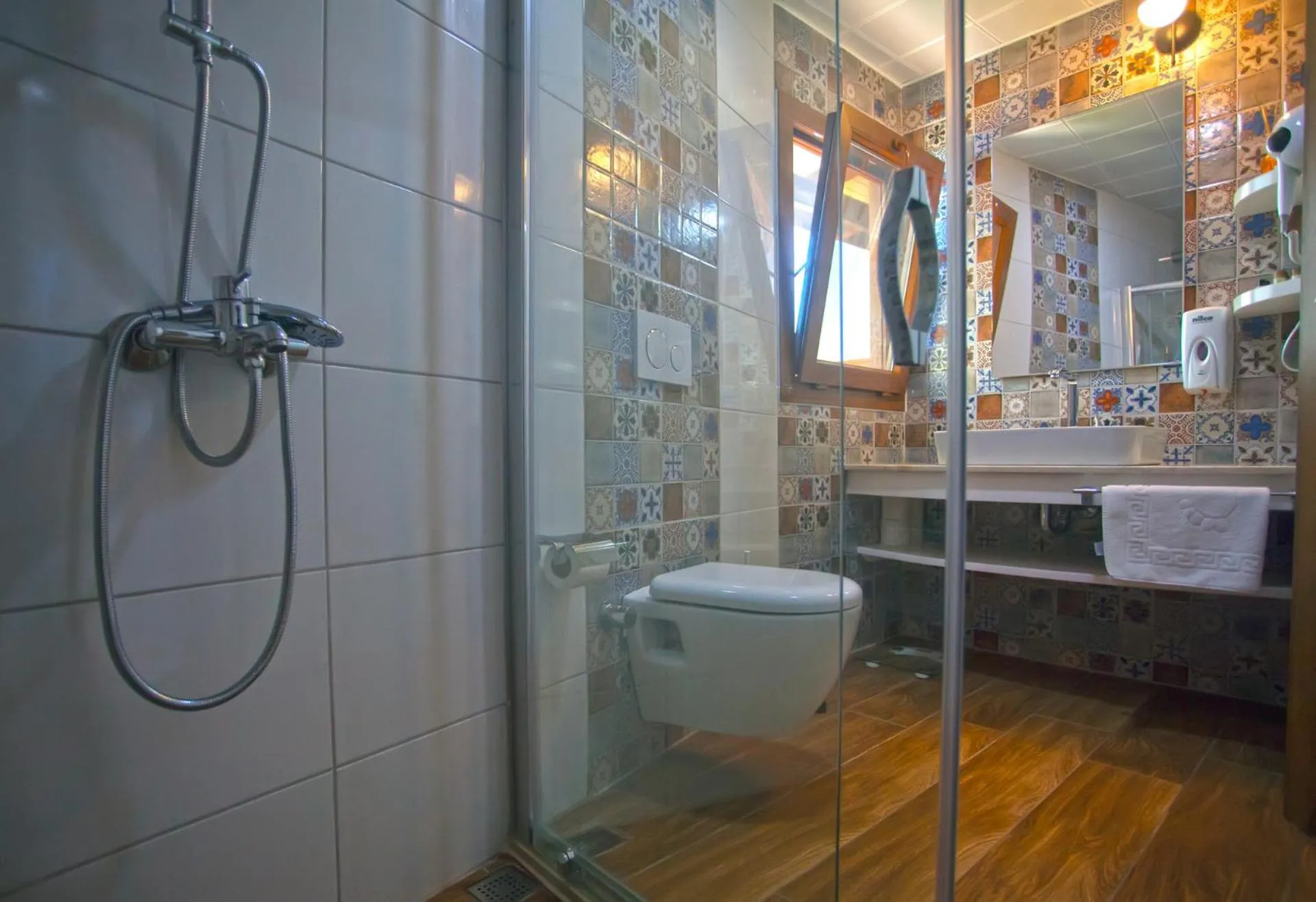 Shower in Sunset Villa Hotel