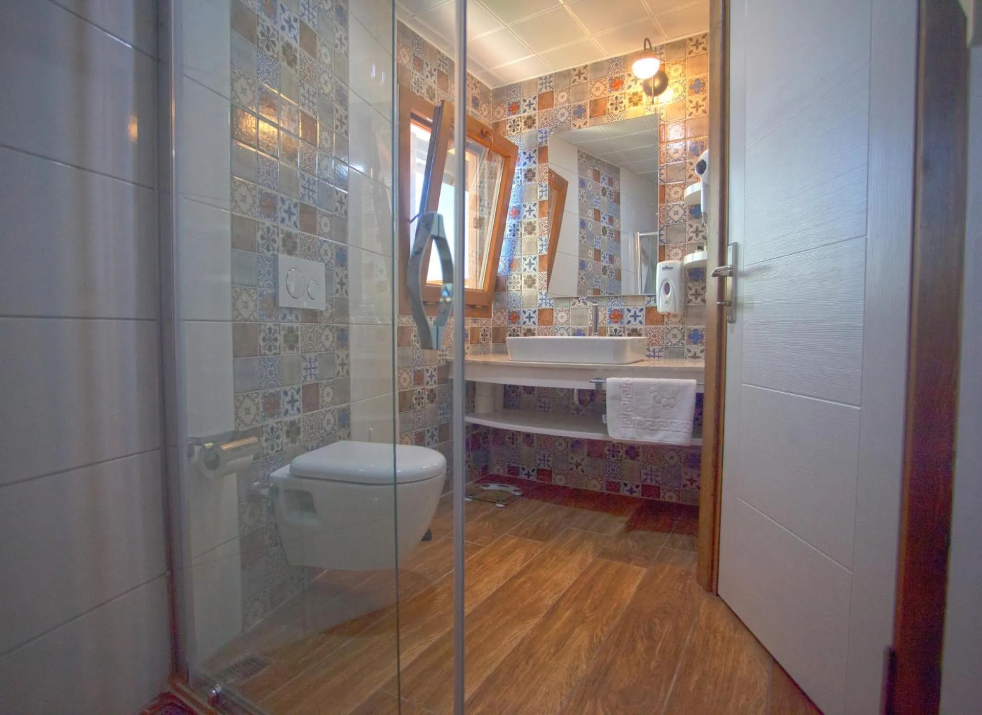 Shower in Sunset Villa Hotel