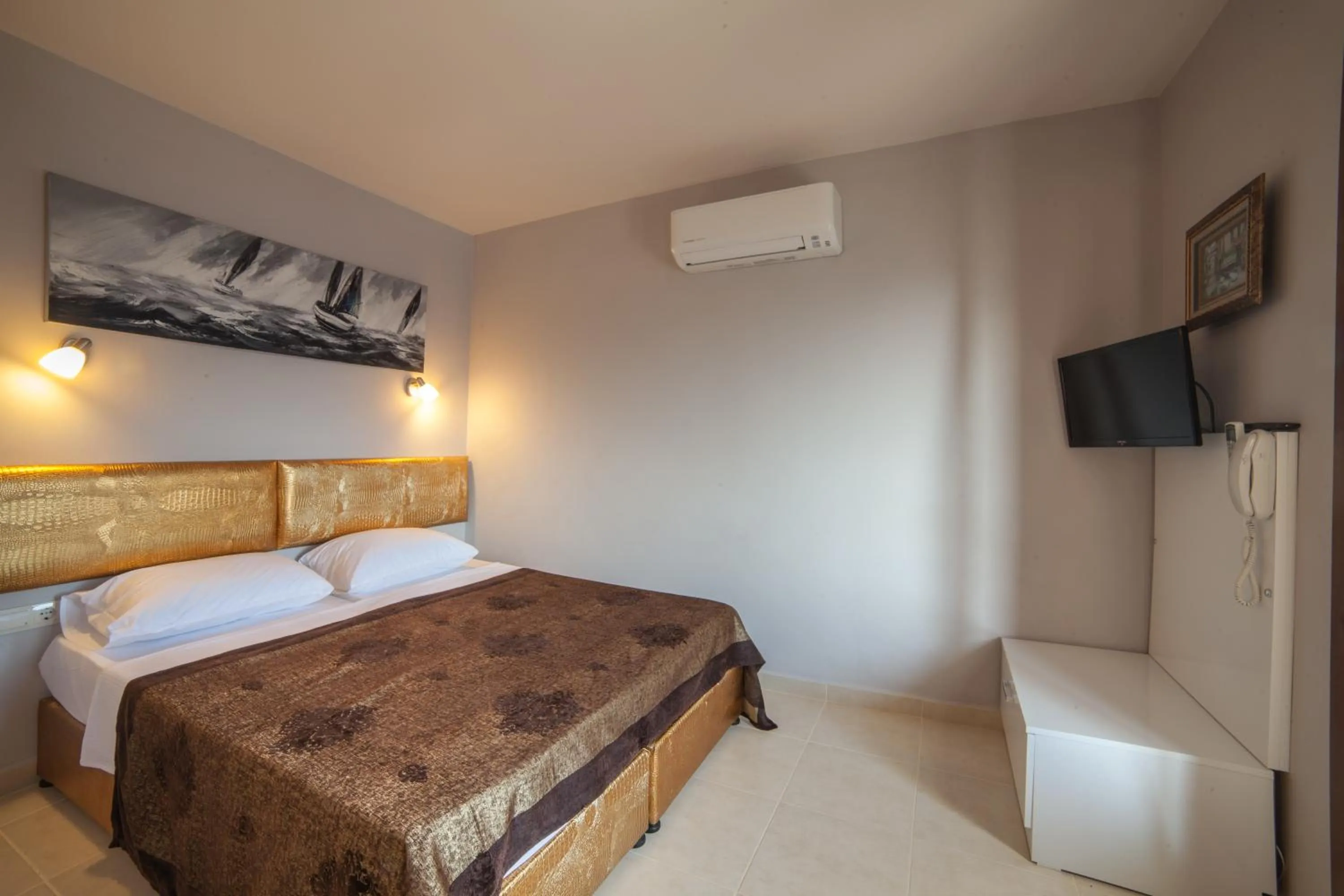 Bedroom, Bed in Sunset Villa Hotel