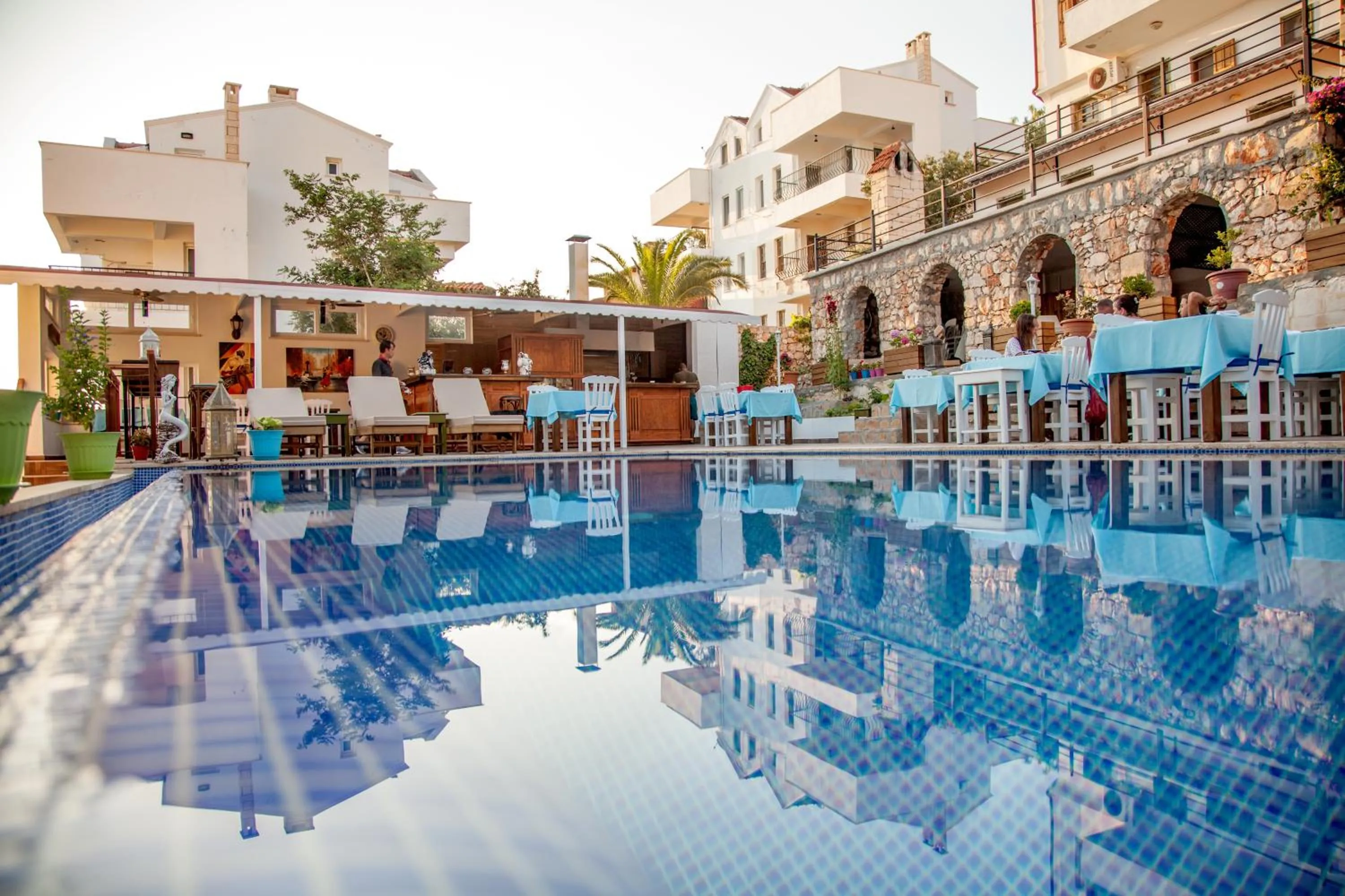 Restaurant/places to eat in Sunset Villa Hotel