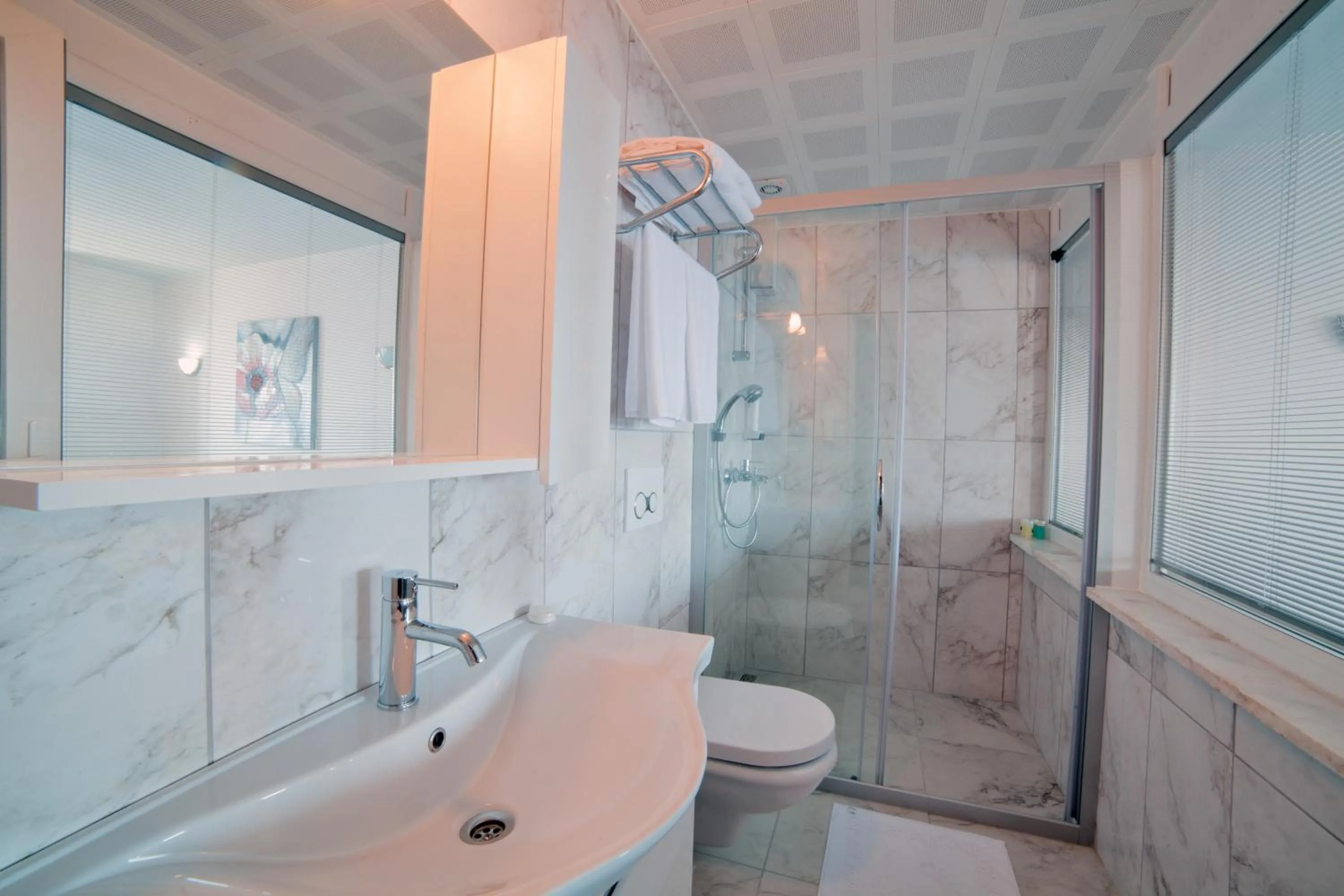 Shower in Sunset Villa Hotel