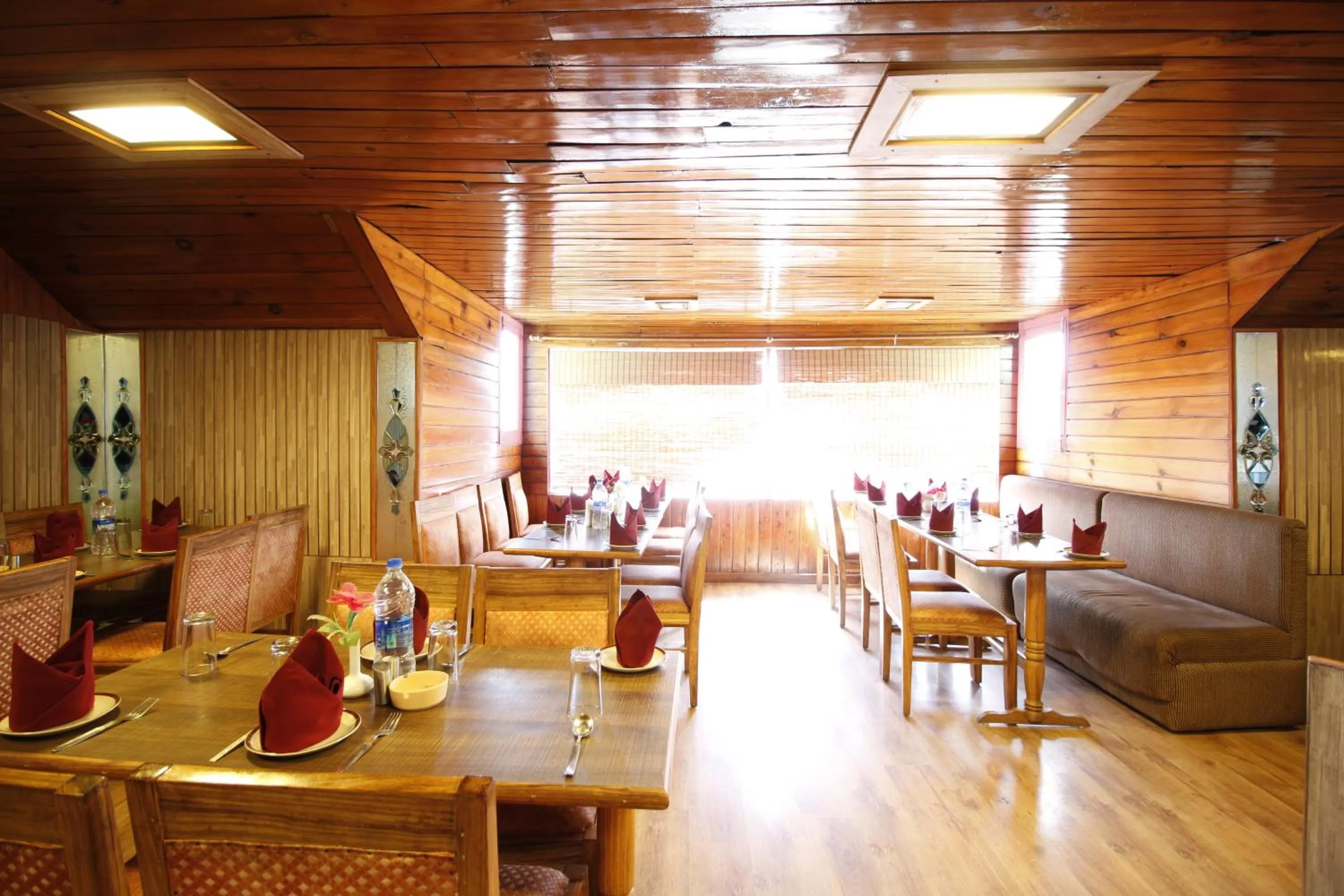 Restaurant/places to eat in Vardaan Hotels - PatniTop