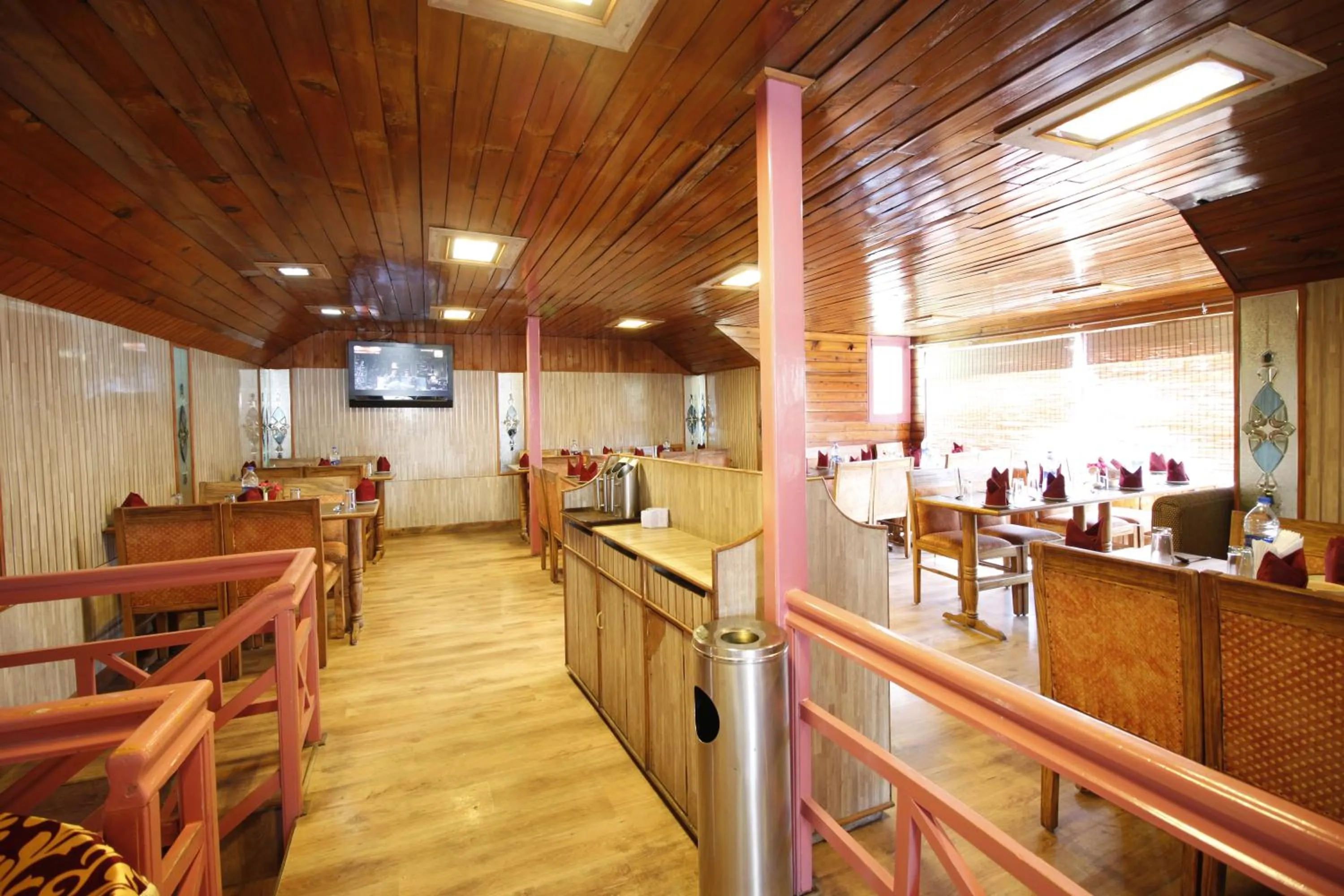 Restaurant/places to eat in Vardaan Hotels - PatniTop