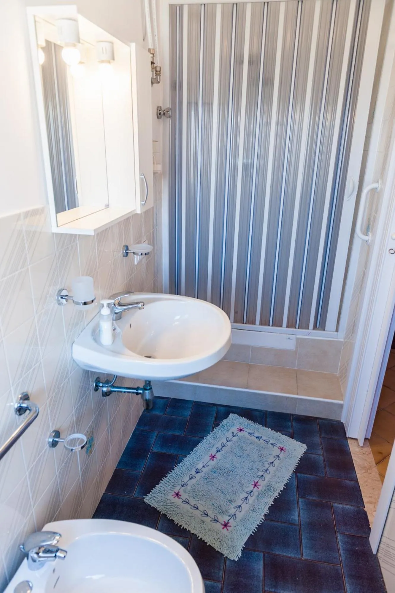 Shower in Bed and Breakfast Sapore di Sale