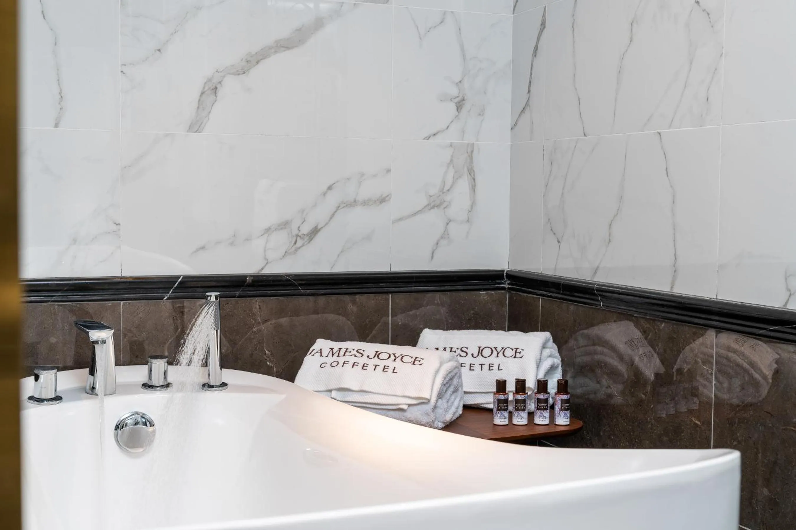 JAMES JOYCE COFFETEI- Guangzhou Beijing Road Metro Station Pedestrian Street Branch