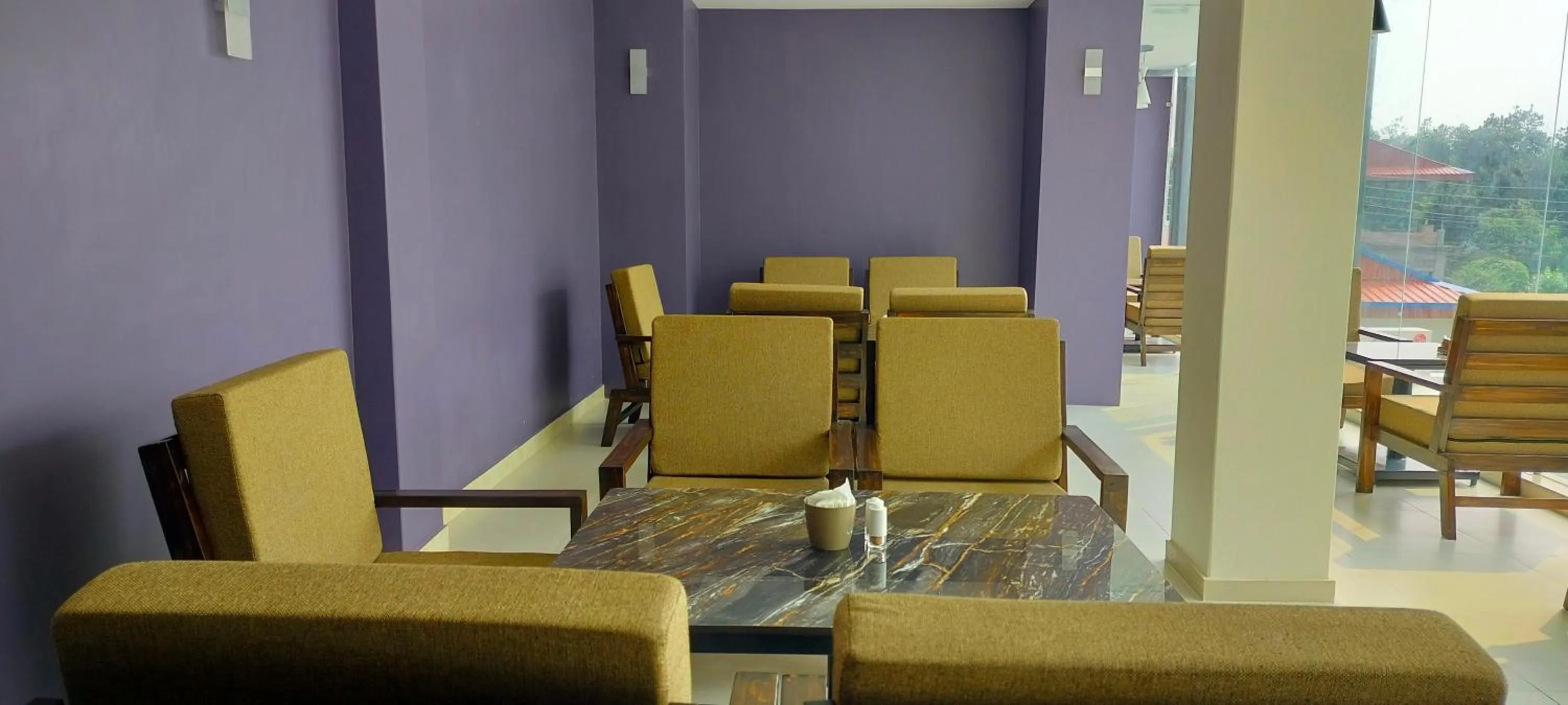 Restaurant/places to eat in Hotel Gulmohar