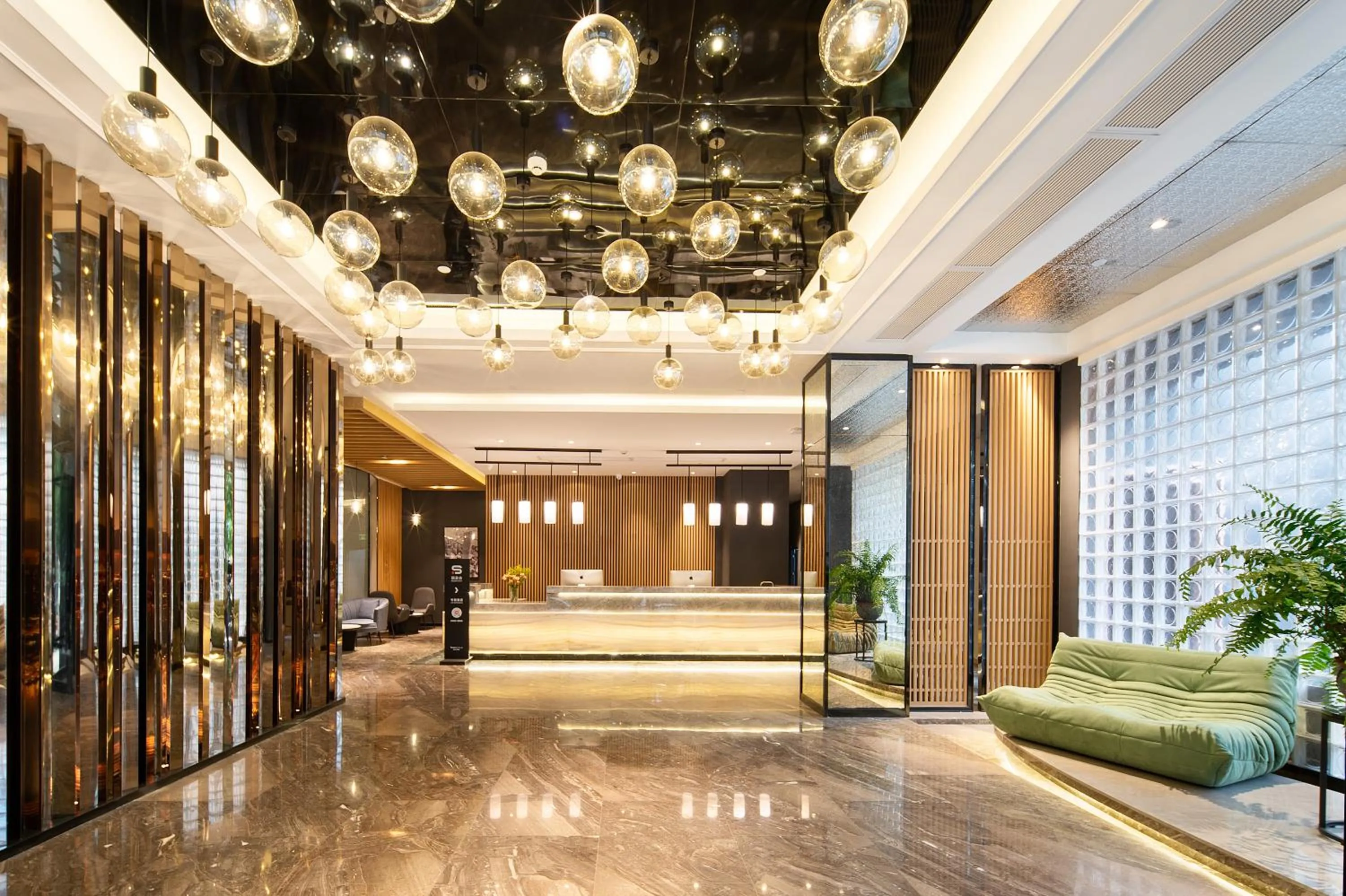 Lobby or reception in Langham Honor International Hotel Canton Fair Complex Branch - Free Shuttle to Canton Fair Complex During Canton Fair Period & Free Mini Bar