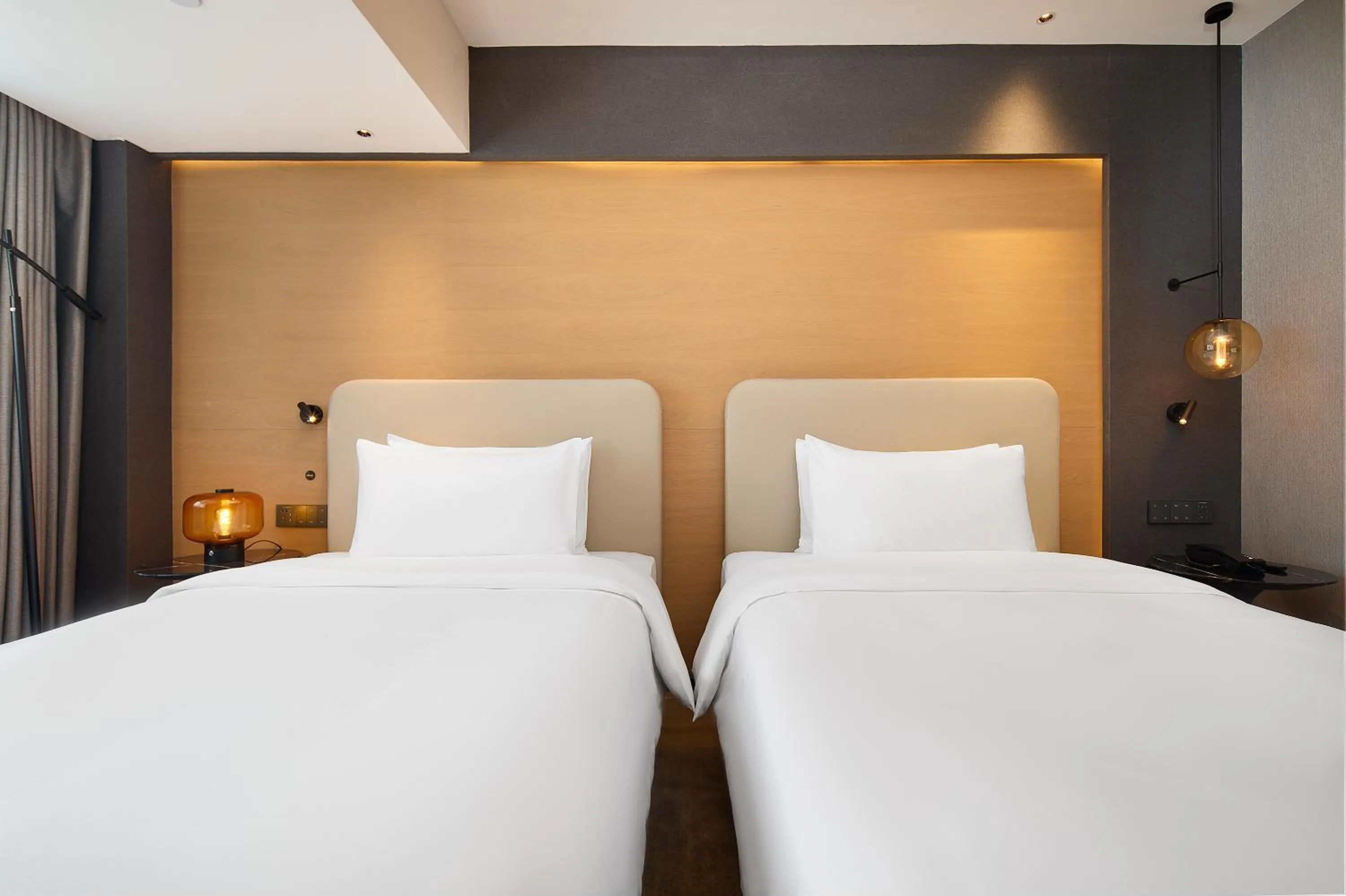Bed in Langham Honor International Hotel Canton Fair Complex Branch - Free Shuttle to Canton Fair Complex During Canton Fair Period & Free Mini Bar
