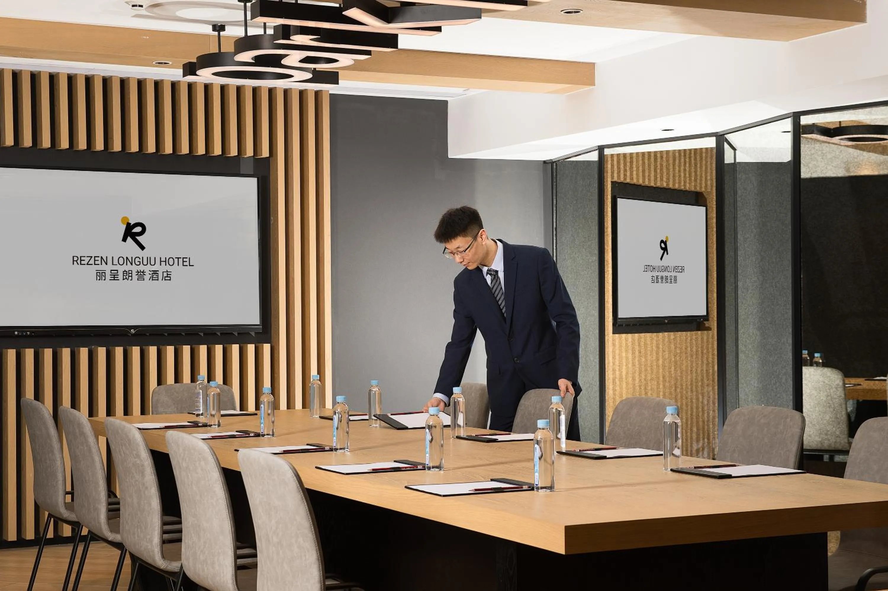 Meeting/conference room in Langham Honor International Hotel Canton Fair Complex Branch - Free Shuttle to Canton Fair Complex During Canton Fair Period & Free Mini Bar