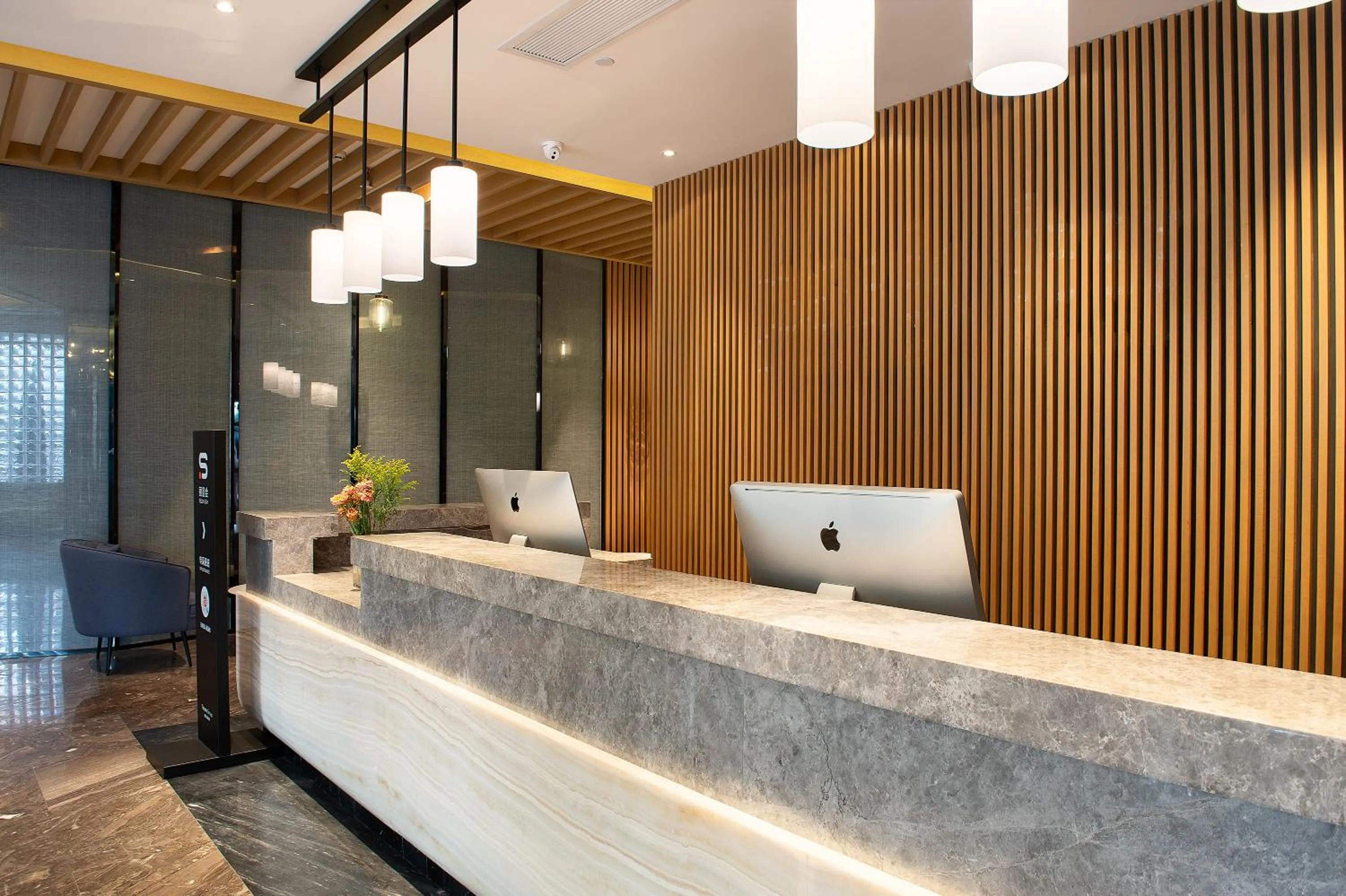 Lobby or reception in Langham Honor International Hotel Canton Fair Complex Branch - Free Shuttle to Canton Fair Complex During Canton Fair Period & Free Mini Bar