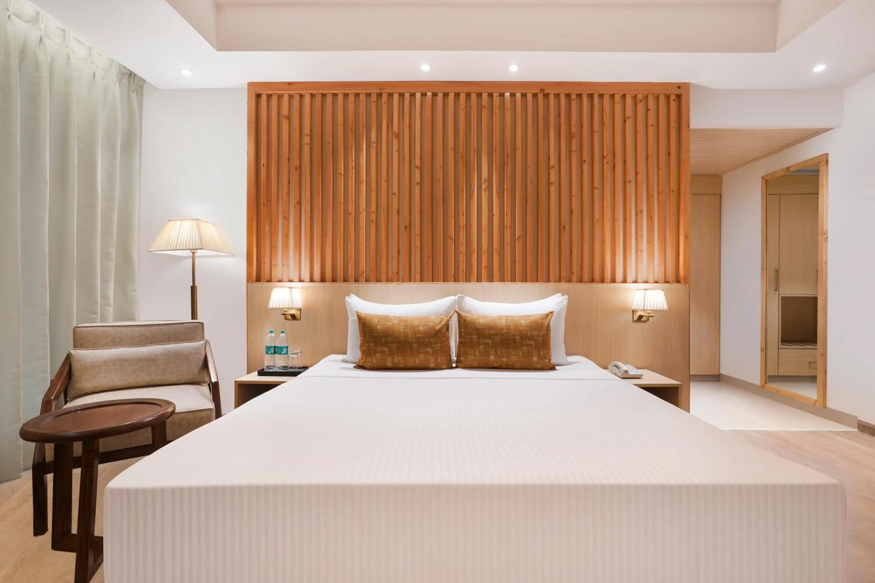 Bedroom, Bed in Lemon Tree Hotel, Haridwar