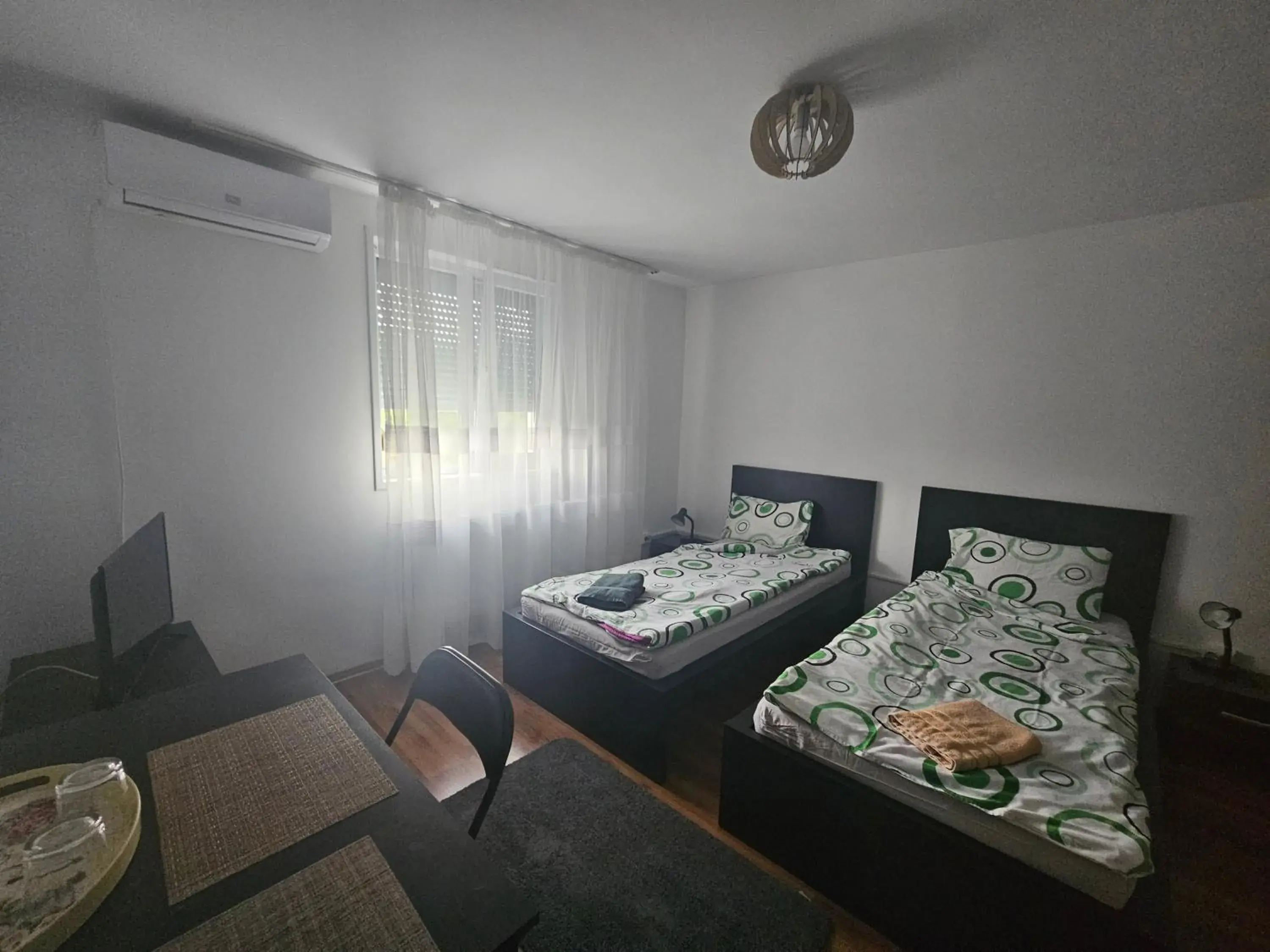 Twin Room with Private Bathroom - single occupancy in Podgoria Guesthouse- Camere de închiriat Twin Room with Private Bathroom - single occupancy in Podgoria Guesthouse- Camere de închiriat