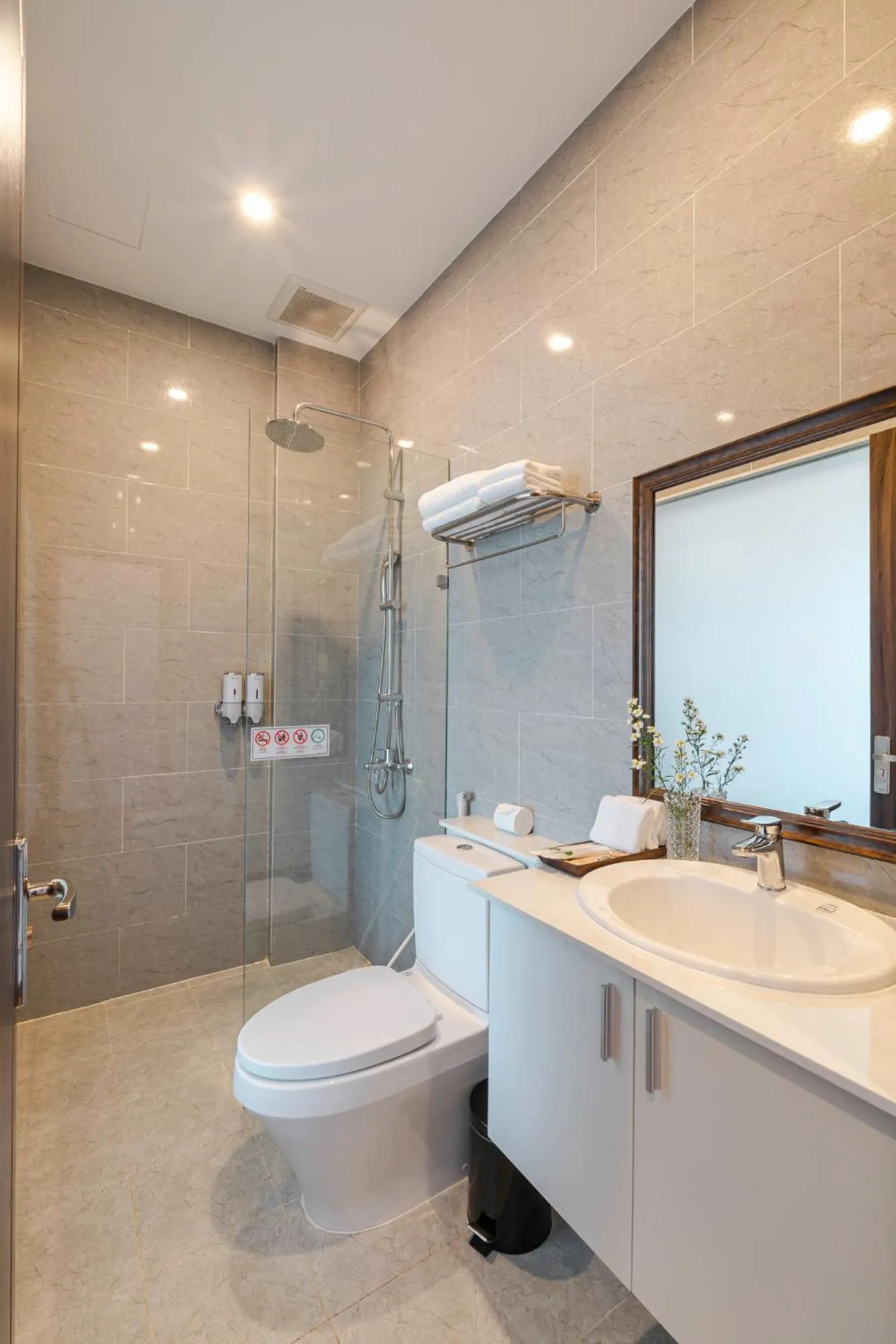 Shower in PINE VIEW Hotel Dalat