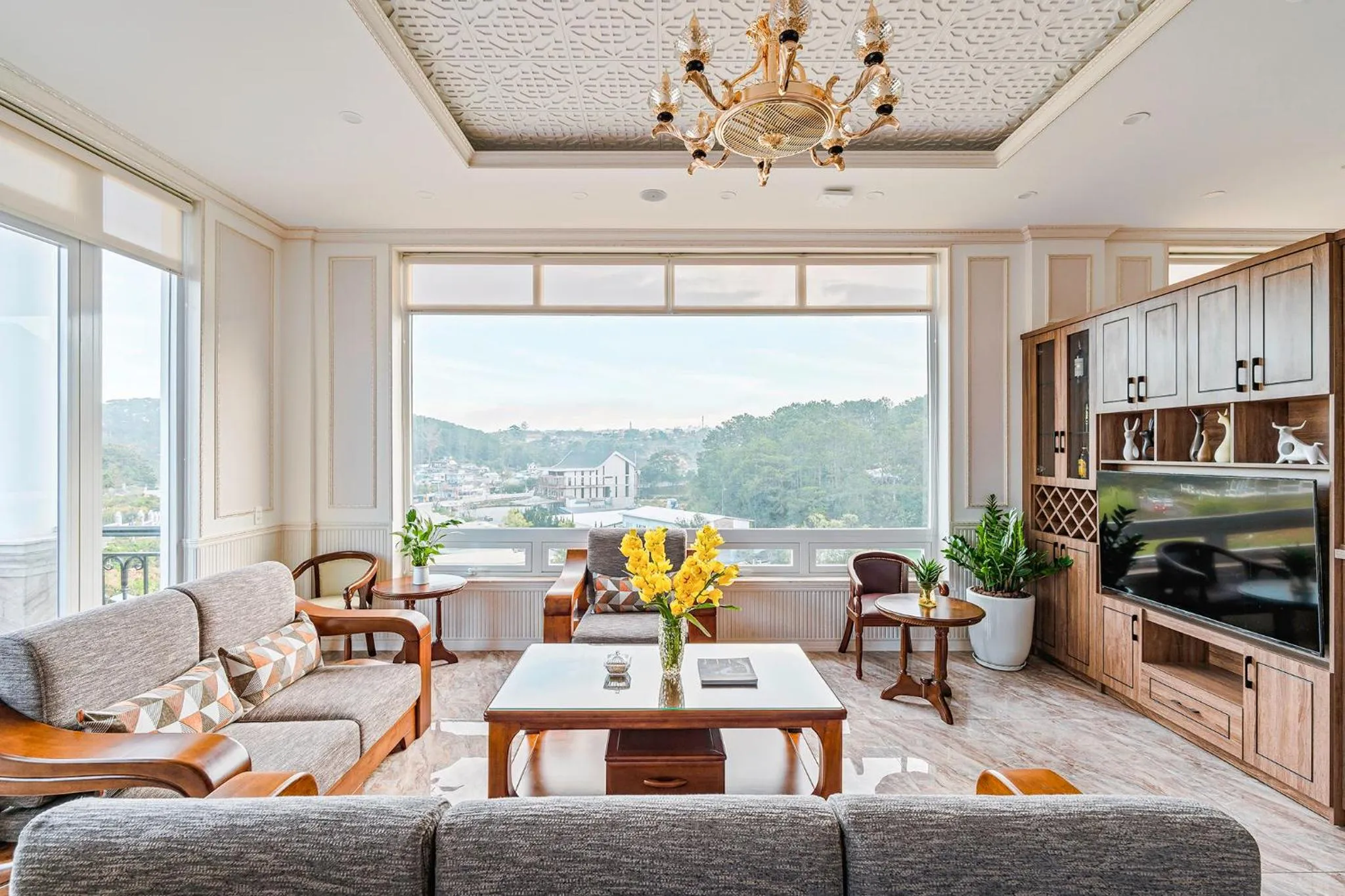 Communal lounge/ TV room in PINE VIEW Hotel Dalat