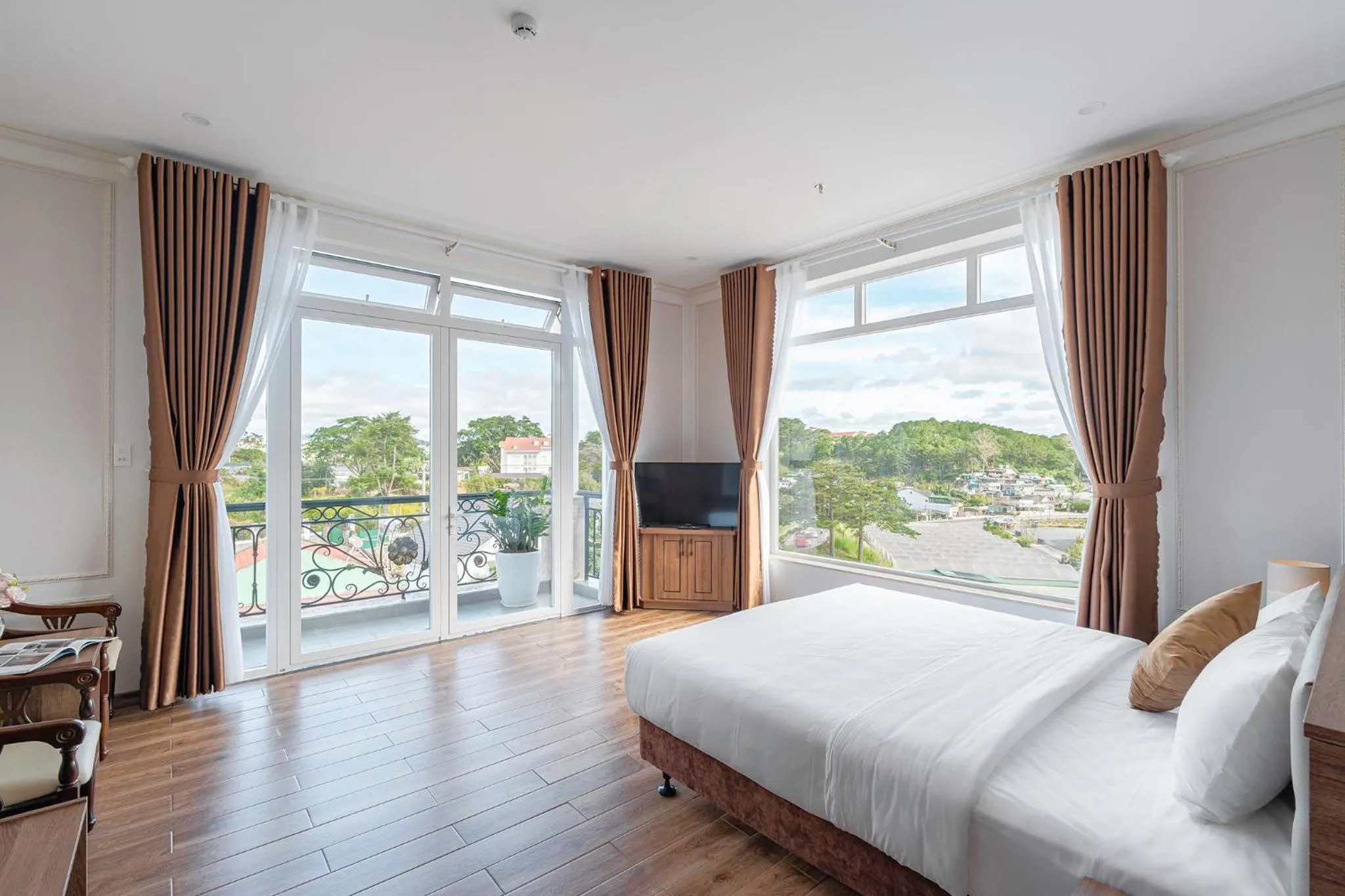 Bed in PINE VIEW Hotel Dalat