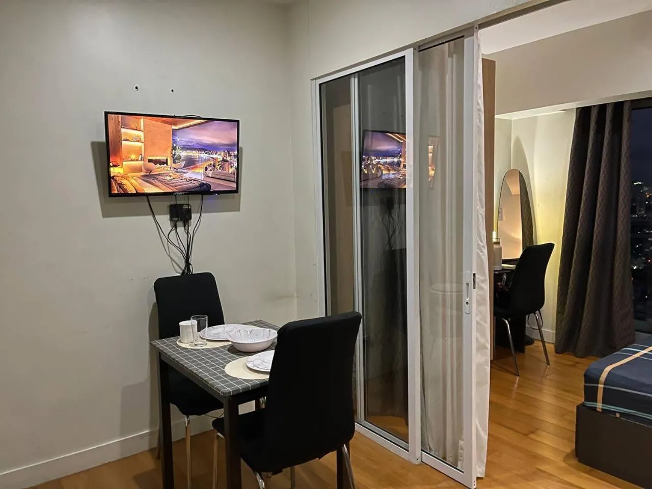 Homey 1BR Acqua Livingstone with Netflix, Pool & Gym