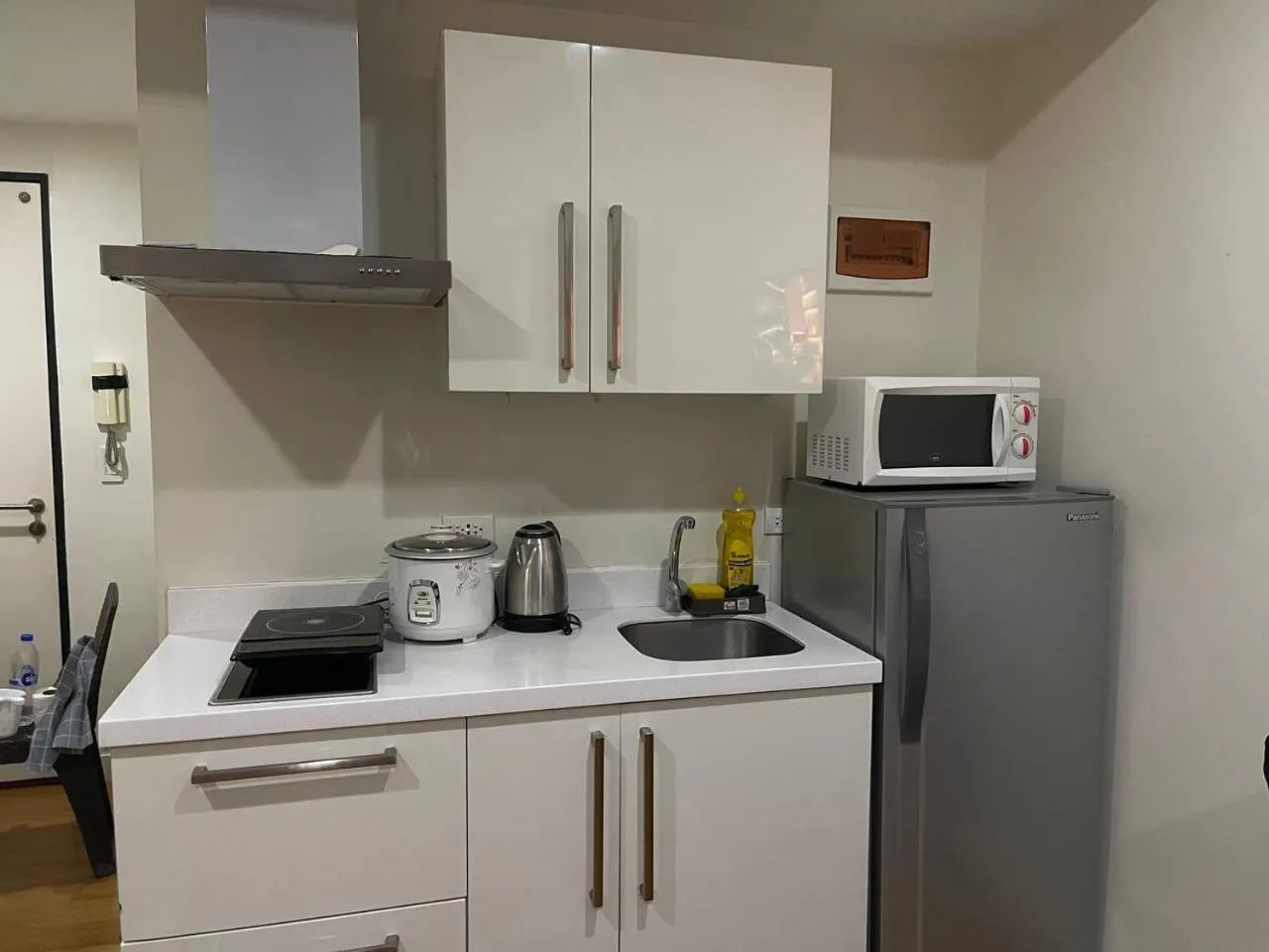 Homey 1BR Acqua Livingstone with Netflix, Pool & Gym