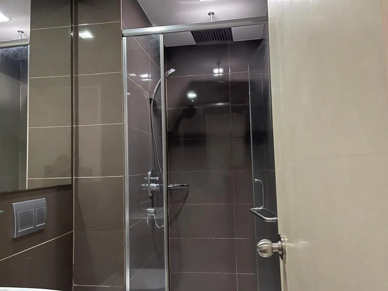 Homey 1BR Acqua Livingstone with Netflix, Pool & Gym