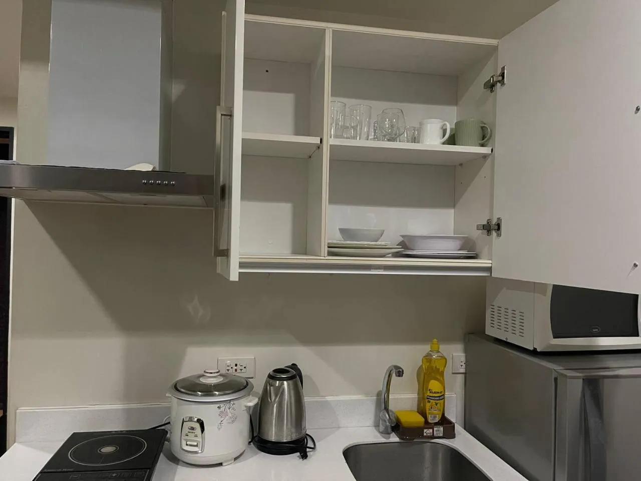 Homey 1BR Acqua Livingstone with Netflix, Pool & Gym