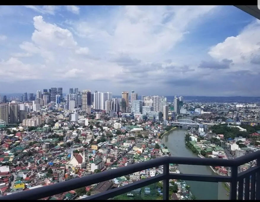 Homey 1BR Acqua Livingstone with Netflix, Pool & Gym