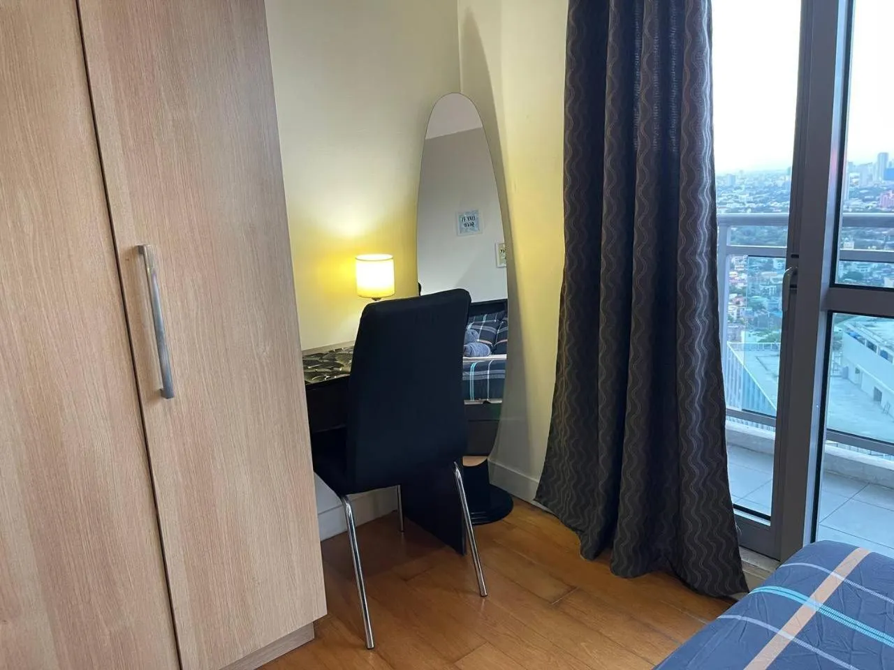 Homey 1BR Acqua Livingstone with Netflix, Pool & Gym