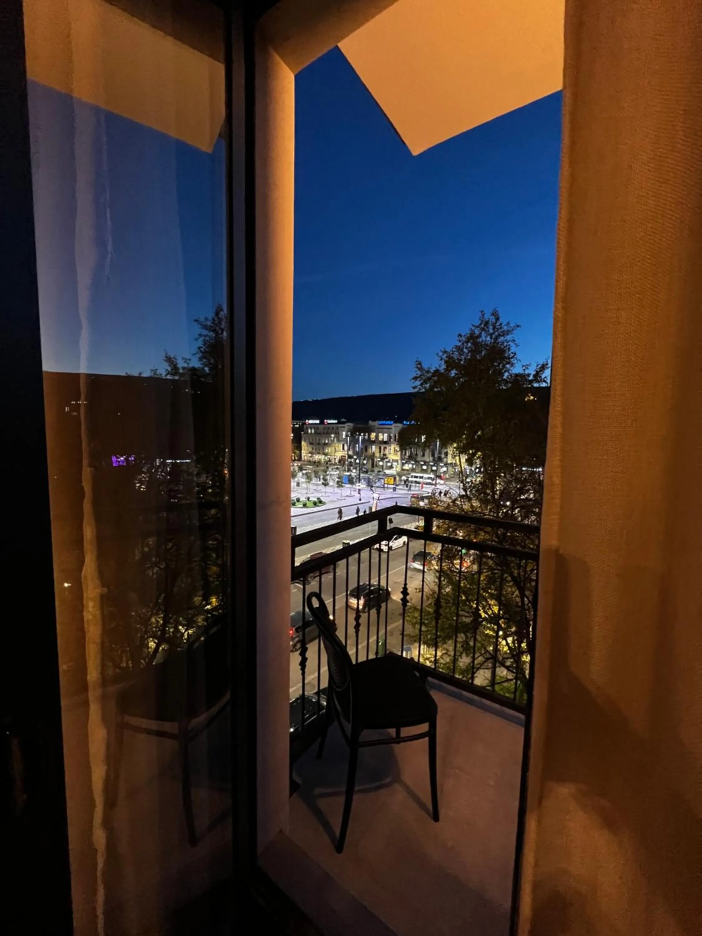 Night in Apart leitmotif