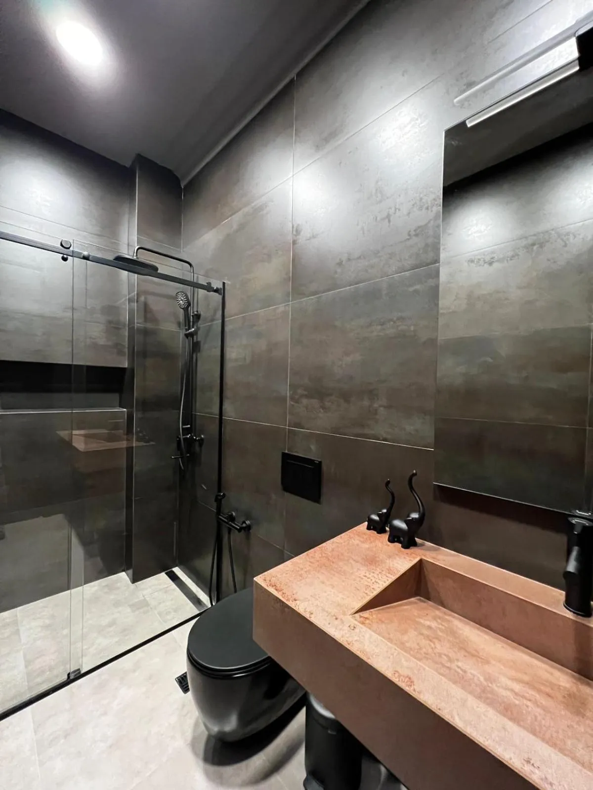 Shower in Apart leitmotif